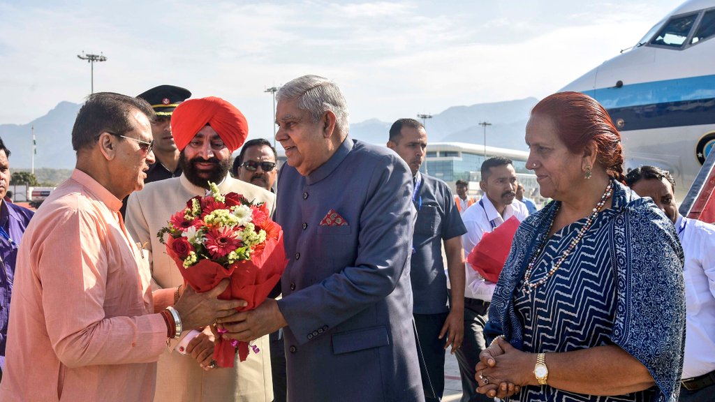 The Vice-President, Shri Jagdeep Dhankhar & Dr. Sudesh Dhankhar being welcomed by Lt Gen Gurmit Singh (Retd), Governor of Uttarakhand, and other dignitaries on their arrival in Dehradun, Uttarakhand on April 5, 2024.