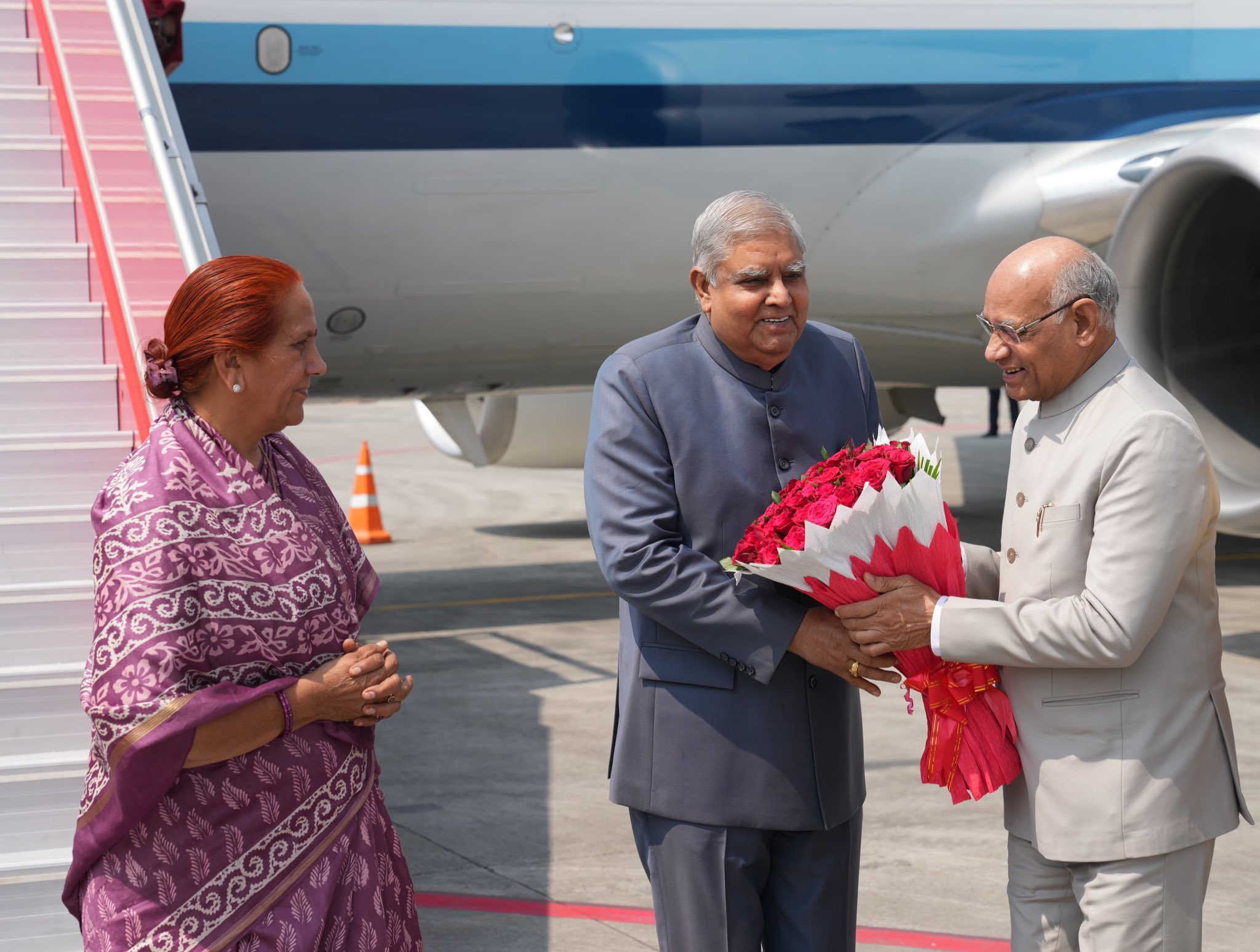 The Vice-President, Shri Jagdeep Dhankhar & Dr. Sudesh Dhankhar being welcomed by Shri Ramesh Bais, Governor of Maharashtra, and other dignitaries on their arrival in Nagpur, Maharashtra on April 15, 2024.