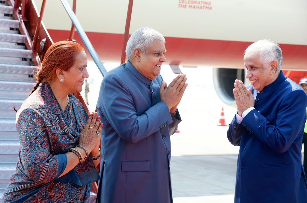 26 अप्रैल 2024 को तिरुपति, आंध्र प्रदेश आगमन पर उपराष्ट्रपति श्री जगदीप धनखड़ एवं उनकी धर्मपत्नी डॉ. सुदेश धनखड़ का स्वागत करते हुए आंध्र प्रदेश के राज्यपाल श्री जस्टिस एस. अब्दुल नजीर एवं अन्य गणमान्य व्यक्ति। 