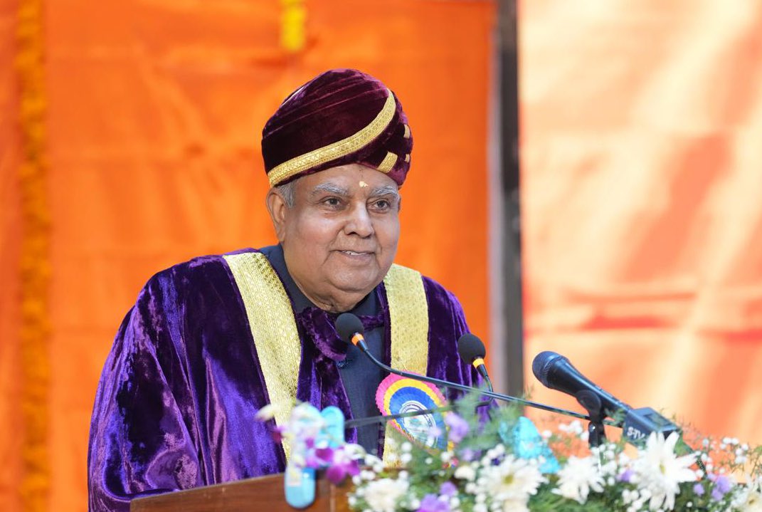 26 अप्रैल 2024 को तिरुपति, आंध्र प्रदेश में राष्ट्रीय संस्कृत विश्वविद्यालय के तीसरे दीक्षांत समारोह के दौरान सभा को संबोधित करते हुए उपराष्ट्रपति श्री जगदीप धनखड़ । 