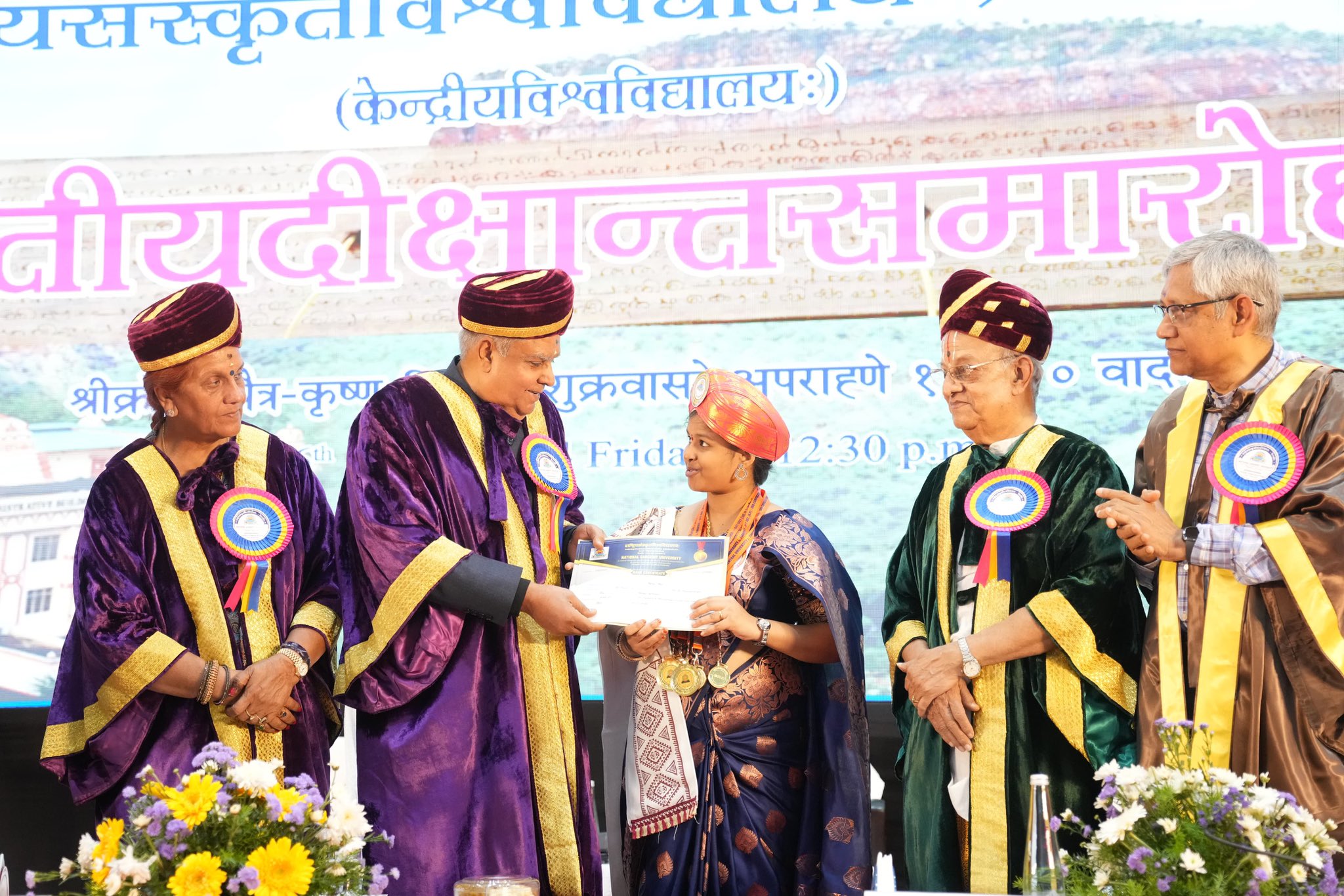 26 अप्रैल 2024 को तिरुपति, आंध्र प्रदेश में राष्ट्रीय संस्कृत विश्वविद्यालय के दीक्षांत समारोह में मेधावी छात्रों को स्वर्ण पदक प्रदान करते हुए  उपराष्ट्रपति श्री जगदीप धनखड़ । 