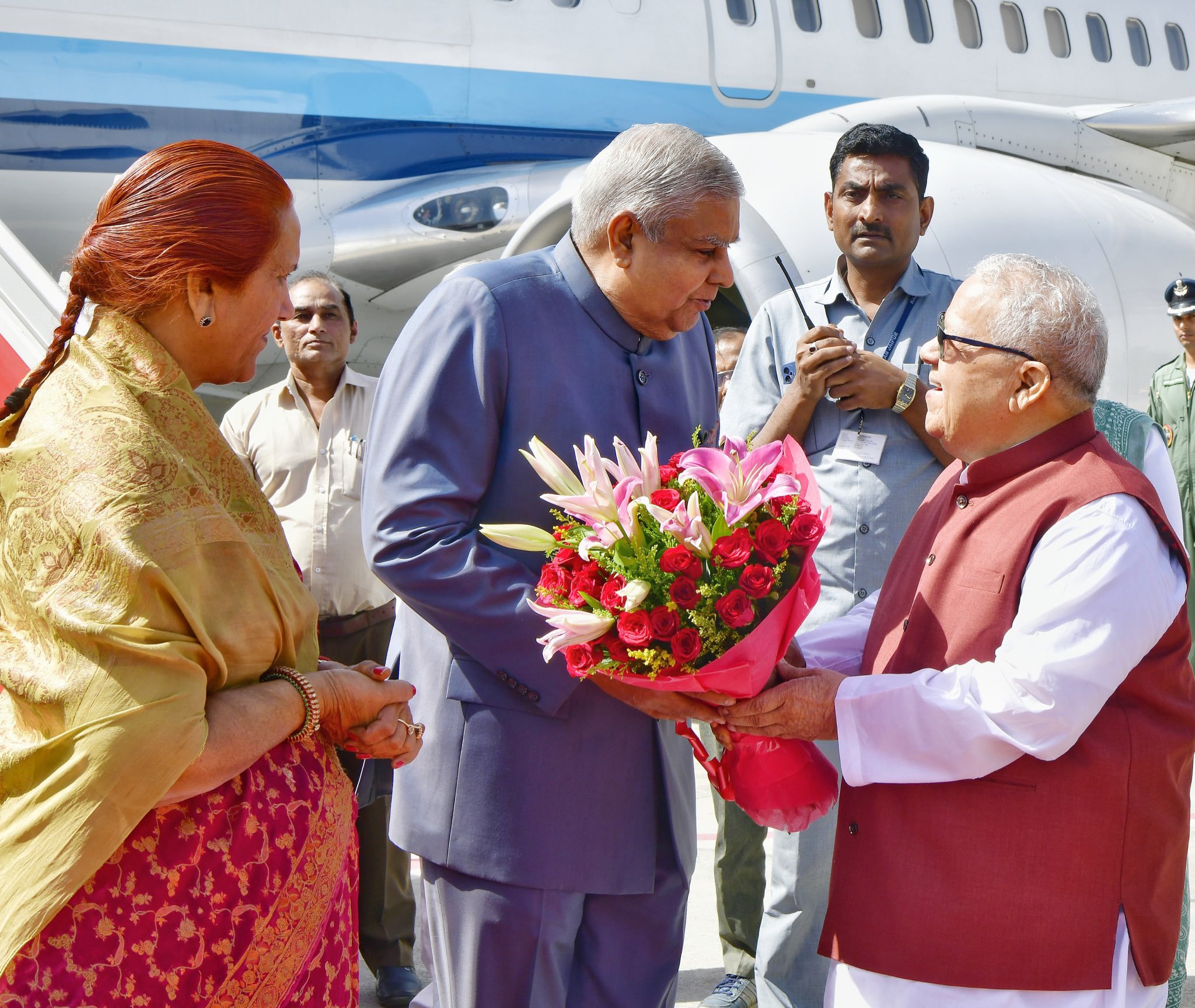  The Vice-President, Shri Jagdeep Dhankhar & Dr. Sudesh Dhankhar being welcomed by Shri Kalraj Mishra, Governor of Rajasthan and other dignitaries on their arrival in Jaipur, Rajasthan on April 30, 2024.