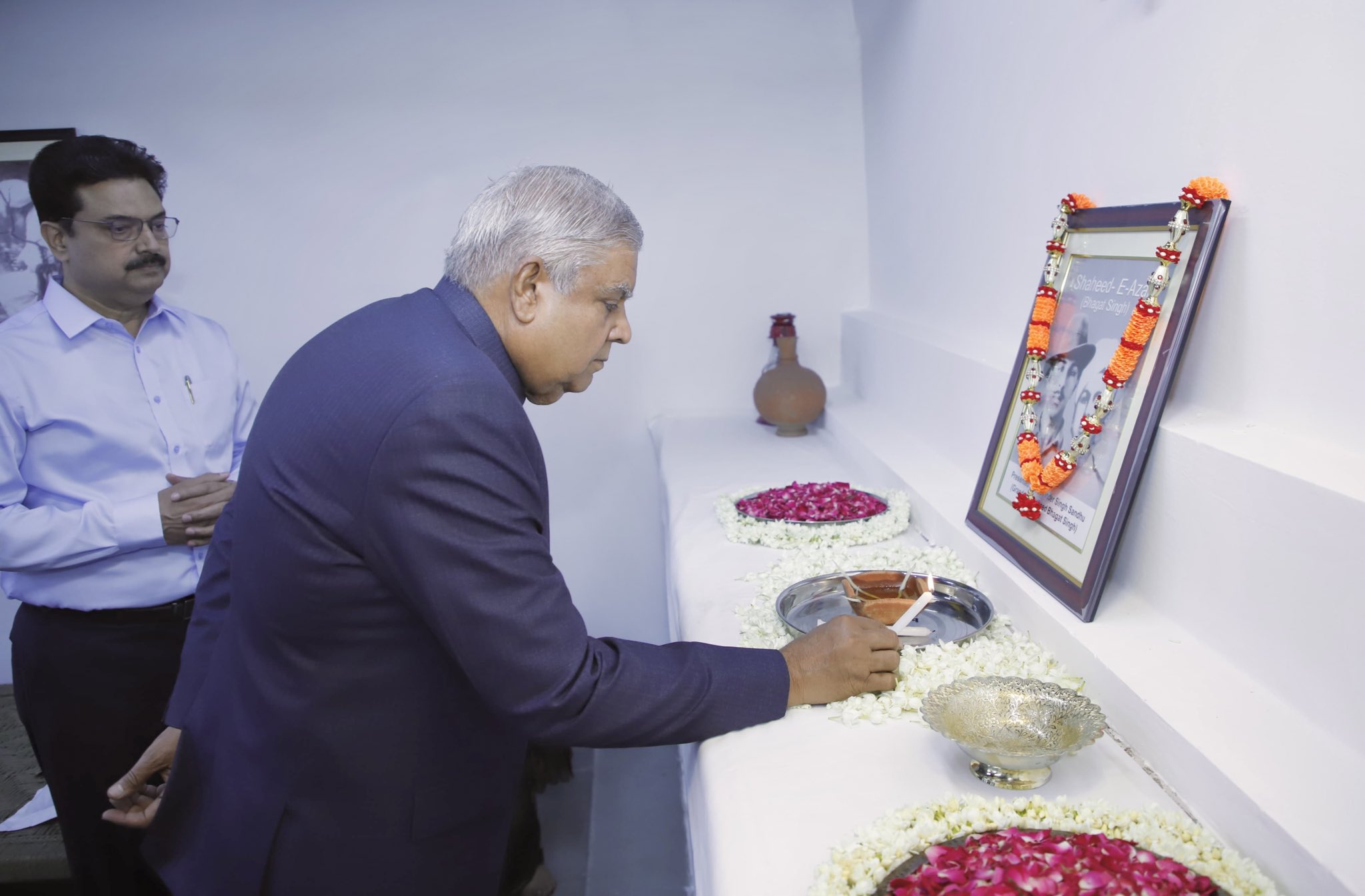 The Vice-President, Shri Jagdeep Dhankhar paying tributes to shaheed bhagat Singh at the Viceregal Lodge, University of Delhi in Delhi on May 6, 2024.