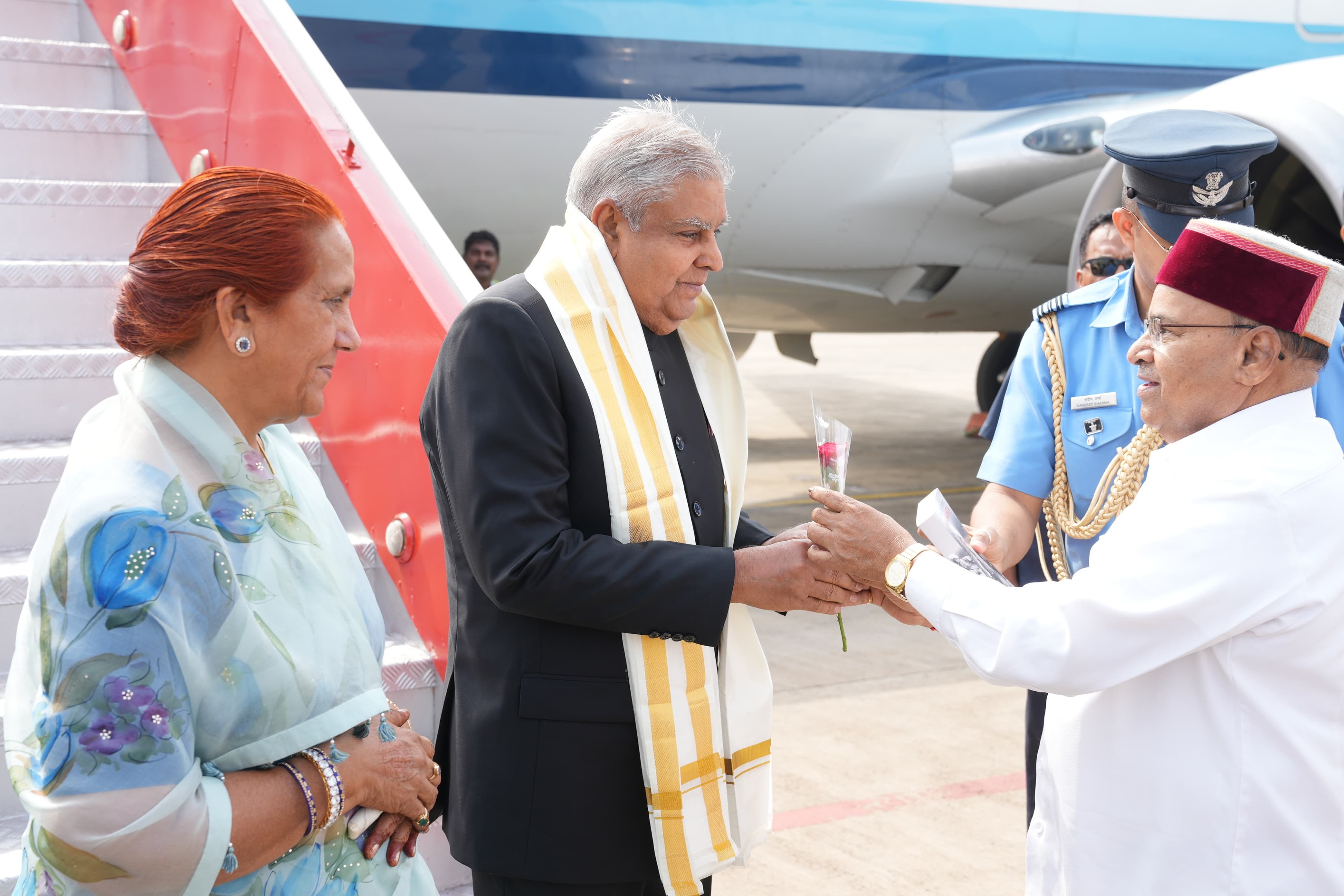 The Vice-President, Shri Jagdeep Dhankhar and Dr. Sudesh Dhankhar being welcomed by the Governor of Karnataka, Shri Thaawarchand Gehlot and other dignitaries on their arrival in Belagavi, Karnataka on May 27, 2024.