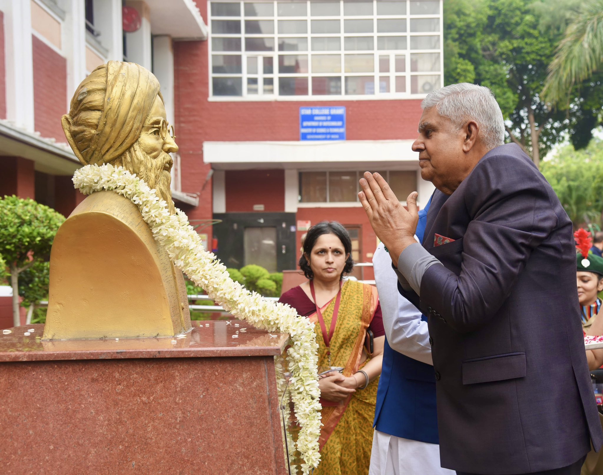 The Vice-President, Shri Jagdeep Dhankhar paying floral tributes to prominent Indian educator and Nationalist, Mahatma Hansraj at the 77th Foundation Day celebrations of Hansraj College, University of Delhi on July 26, 2024.