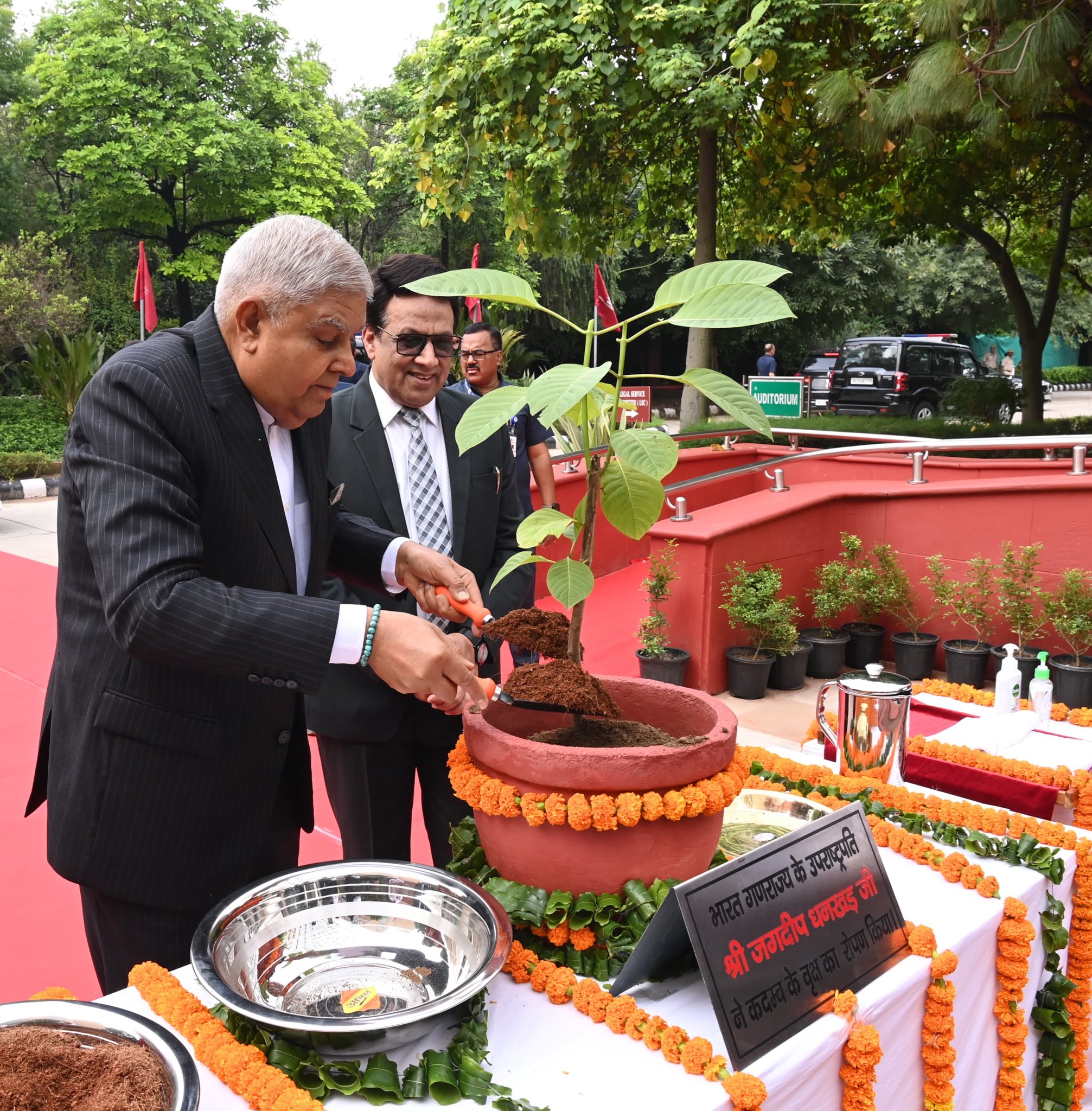 The Vice-President, Shri Jagdeep Dhankhar planting a sapling at the premises of National Law University Delhi on August 16, 2024.