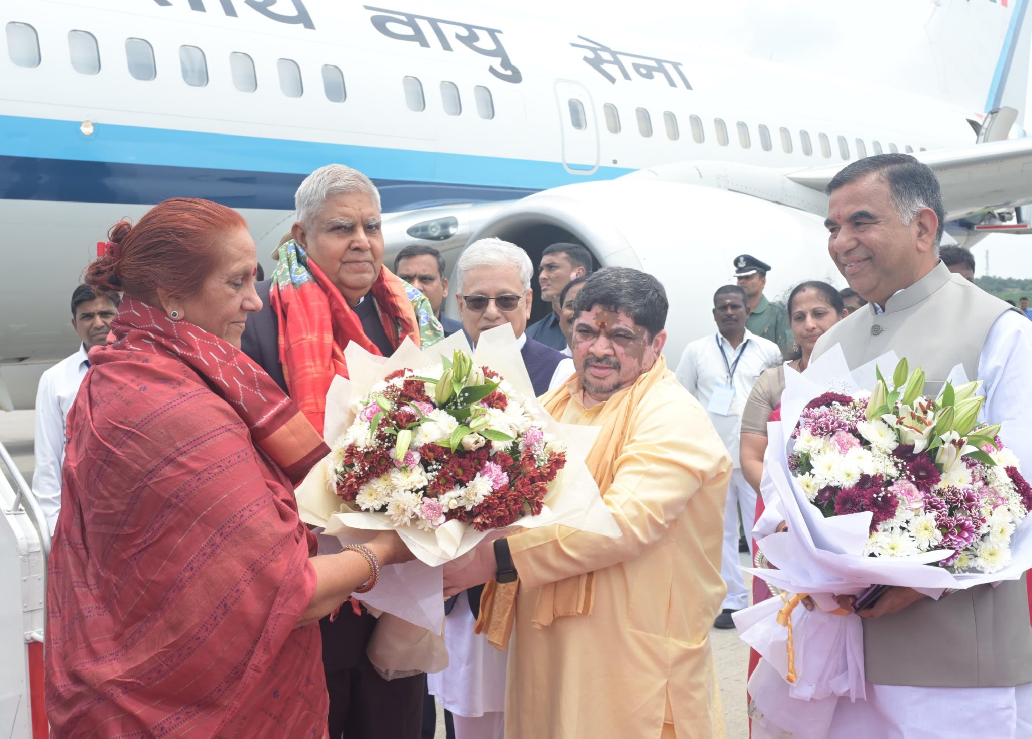 The Vice-President, Shri Jagdeep Dhankhar and Dr. Sudesh Dhankhar being welcomed by the Governor of Telangana, Shri Jishnu Dev Varma, Transport Minister of Telangana, Shri Ponnam Prabhakar and others dignitaries on their arrival in Hyderabad, Telangana on August 16, 2024.