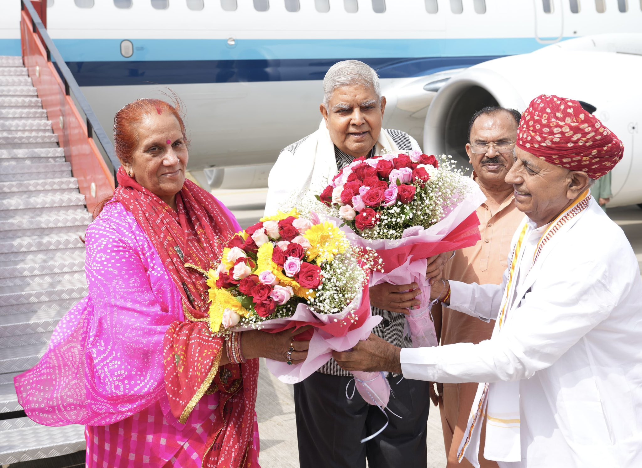 The Vice-President, Shri Jagdeep Dhankhar and Dr. Sudesh Dhankhar being welcomed by Speaker, Rajasthan Legislative Assembly, Shri Vasudev Devnani, Union Minister of State for Agriculture and Farmers Welfare, Shri Bhagirath Choudhary and other dignitaries on their arrival in Kishangarh, Rajasthan on September 13, 2024.