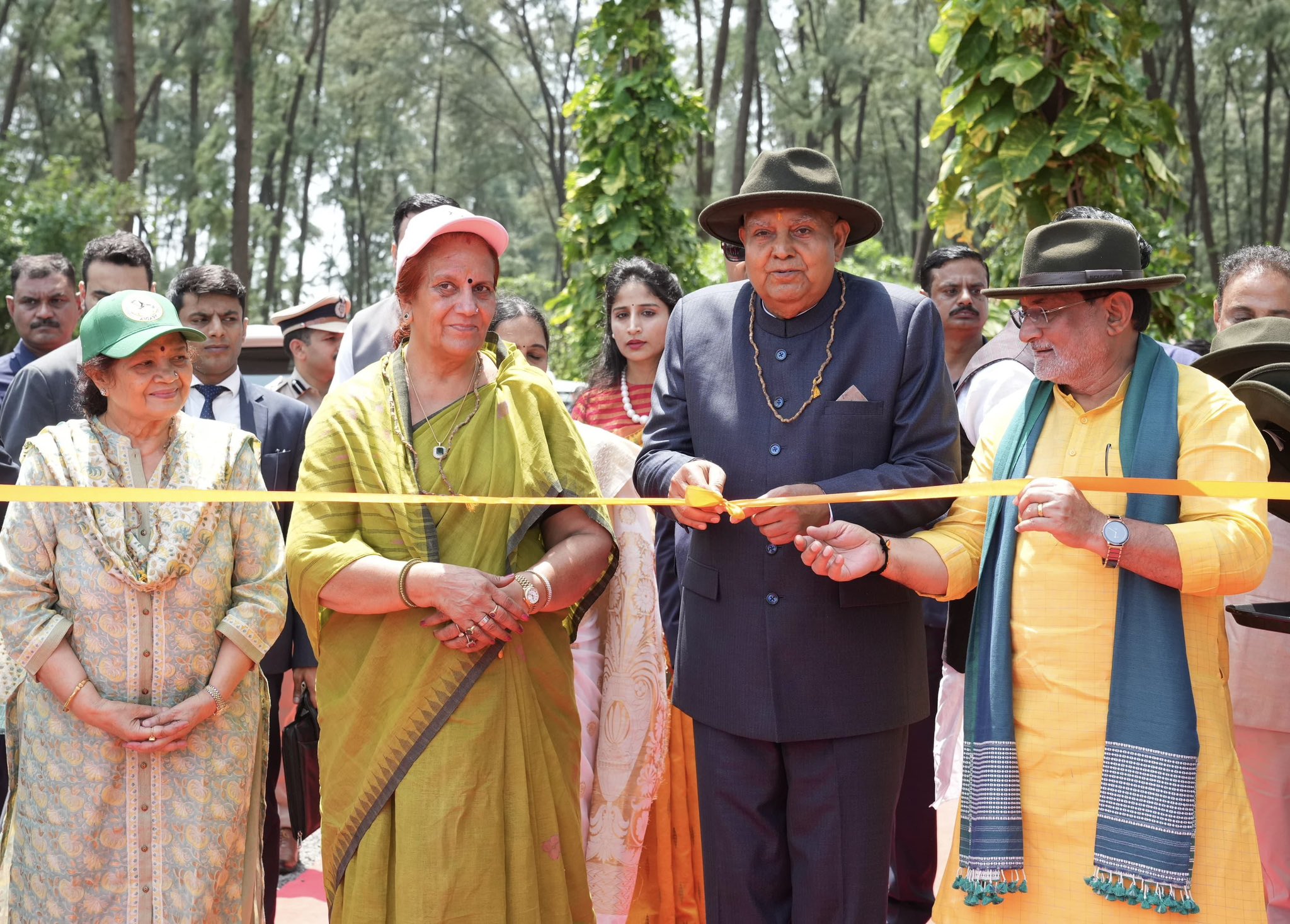 The Vice-President, Shri Jagdeep Dhankhar inaugurating Aviary in Jampore, Daman on September 20, 2024.