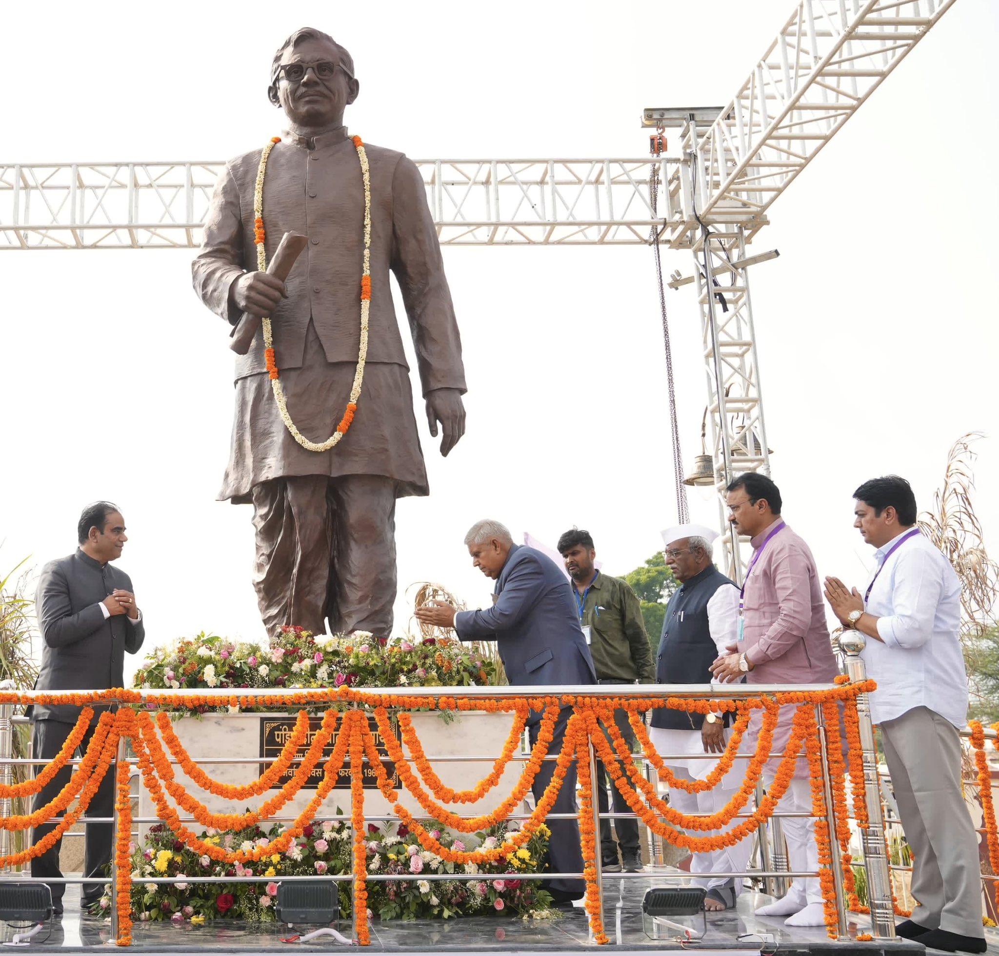 The Vice President Shri Jagdeep Dhankhar inaugurating the statue of 'Pandit Deendayal Upadhyay' and 'Pandit Deendayal Upadhyay Gyan Udyan' at the premises of Pandit Deendayal Upadhyay Shekhawati University in Sikar, Rajasthan, on September 25, 2024.