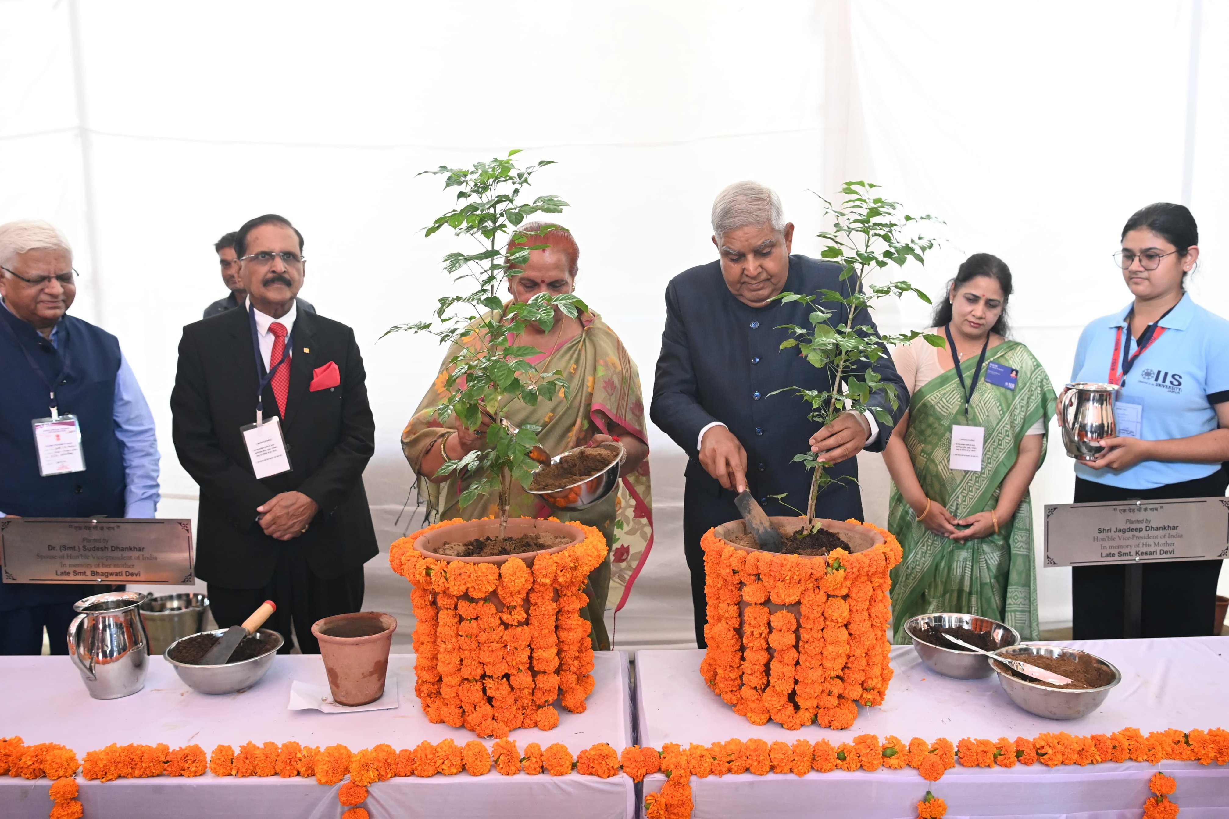 The Vice-President, Shri Jagdeep Dhankhar and Dr. Sudesh Dhankhar planting saplings at the premises of IIS (Deemed to be University), Jaipur in Rajasthan on September 28, 2024.