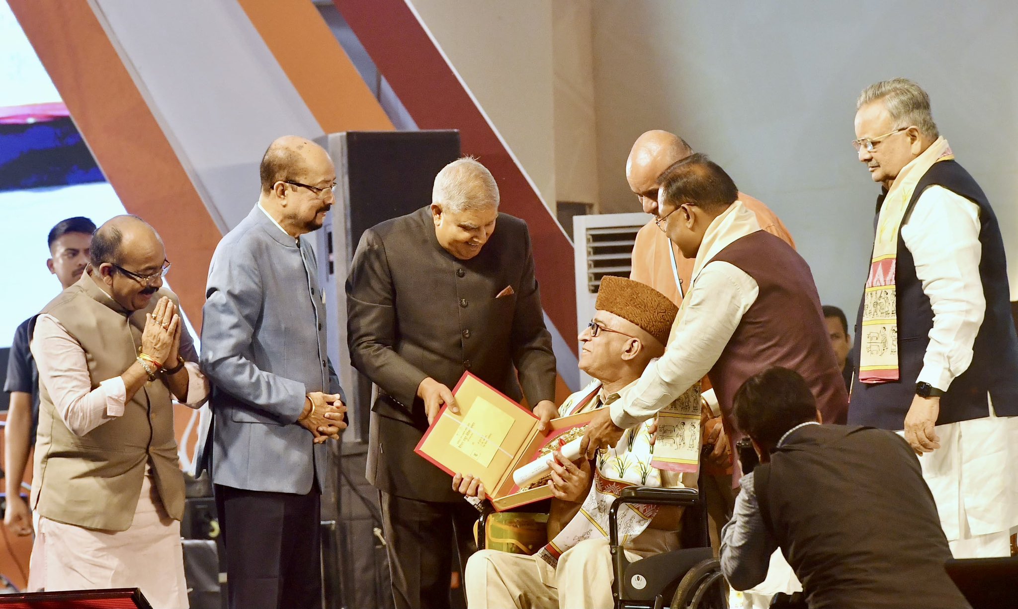 The Vice-President, Shri Jagdeep Dhankhar at the closing ceremony of the State Festival of Chhattisgarh in Raipur on November 6, 2024.