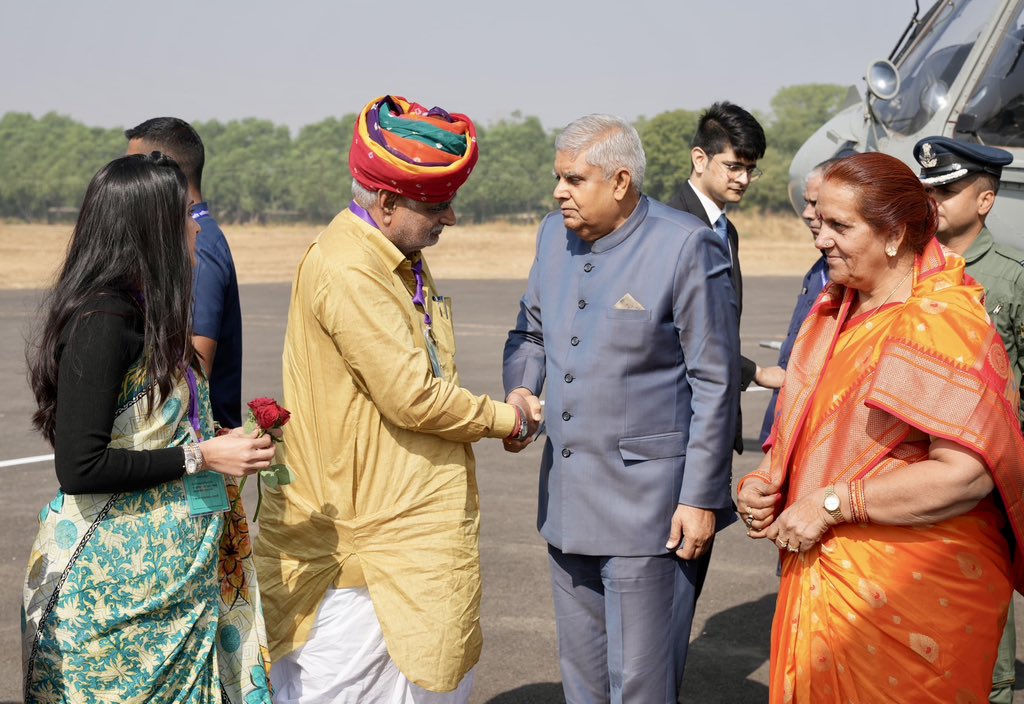 The Vice-President, Shri Jagdeep Dhankhar and Dr. Sudesh Dhankhar being welcomed by Shri Jhabar Singh Kharra, Minister, Government of Rajasthan and other dignitaries on their arrival in Jhunjhunu, Rajasthan on November 20, 2024.