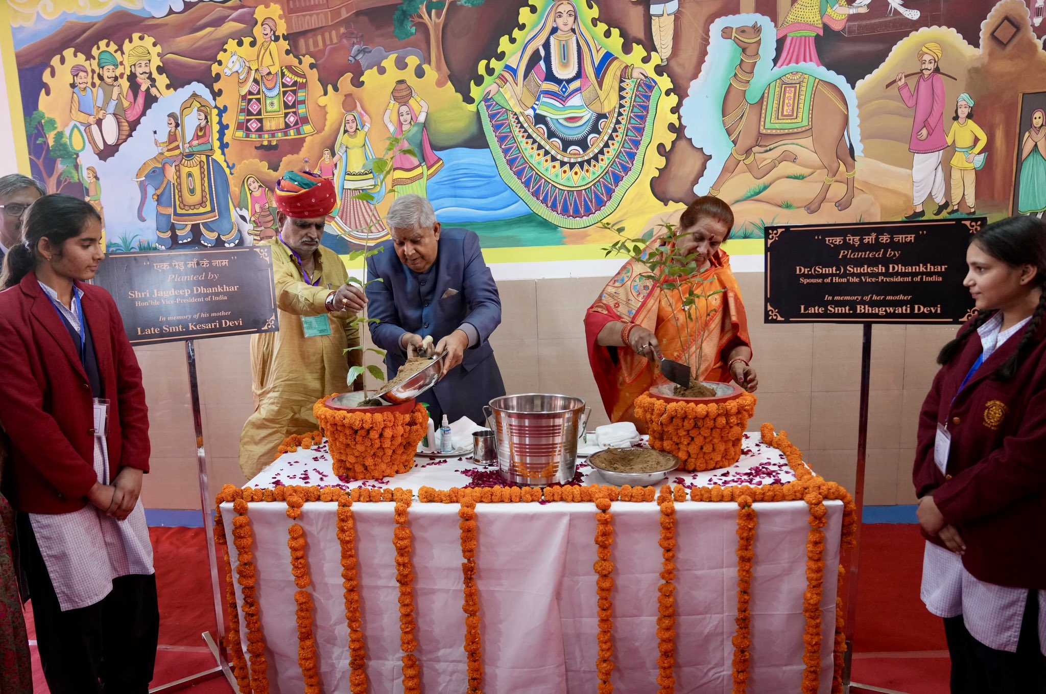 The Vice-President, Shri Jagdeep Dhankhar and Dr. Sudesh Dhankhar planting saplings at the premises of PM SHRI Jawahar Navodaya Vidyalaya (JNV) at Kajra in Jhunjhunu, Rajasthan on November 20, 2024.