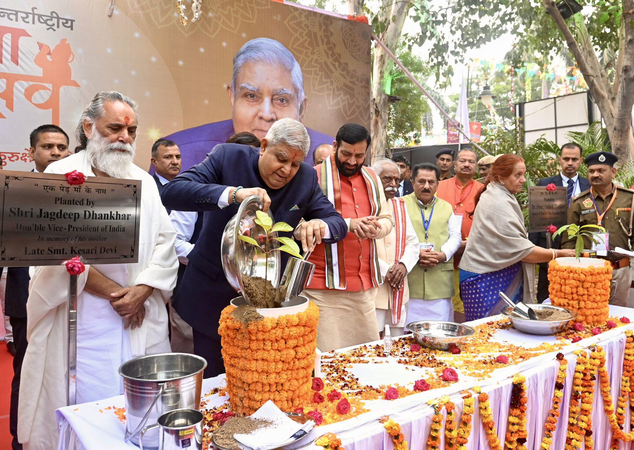 The Vice-President, Shri Jagdeep Dhankhar planting a sapling at the premises of Purushottampura Bagh, Kurukshetra in Haryana on December 8, 2024. 