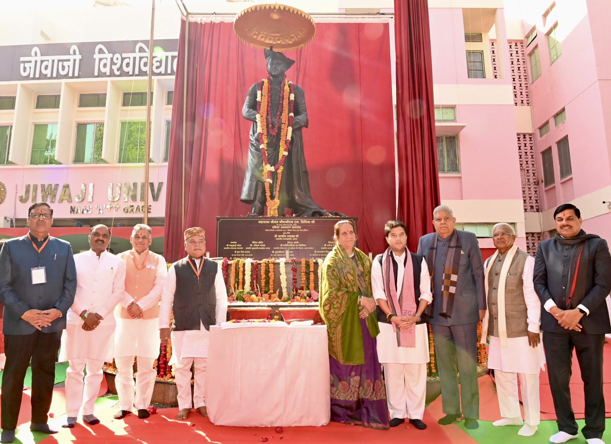  The Vice-President, Shri Jagdeep Dhankhar unvailing the statue of Maharaja Shrimant Jiwajirao Scindia at Jiwaji University, Gwalior in Madhya Pradesh on December 15, 2024.