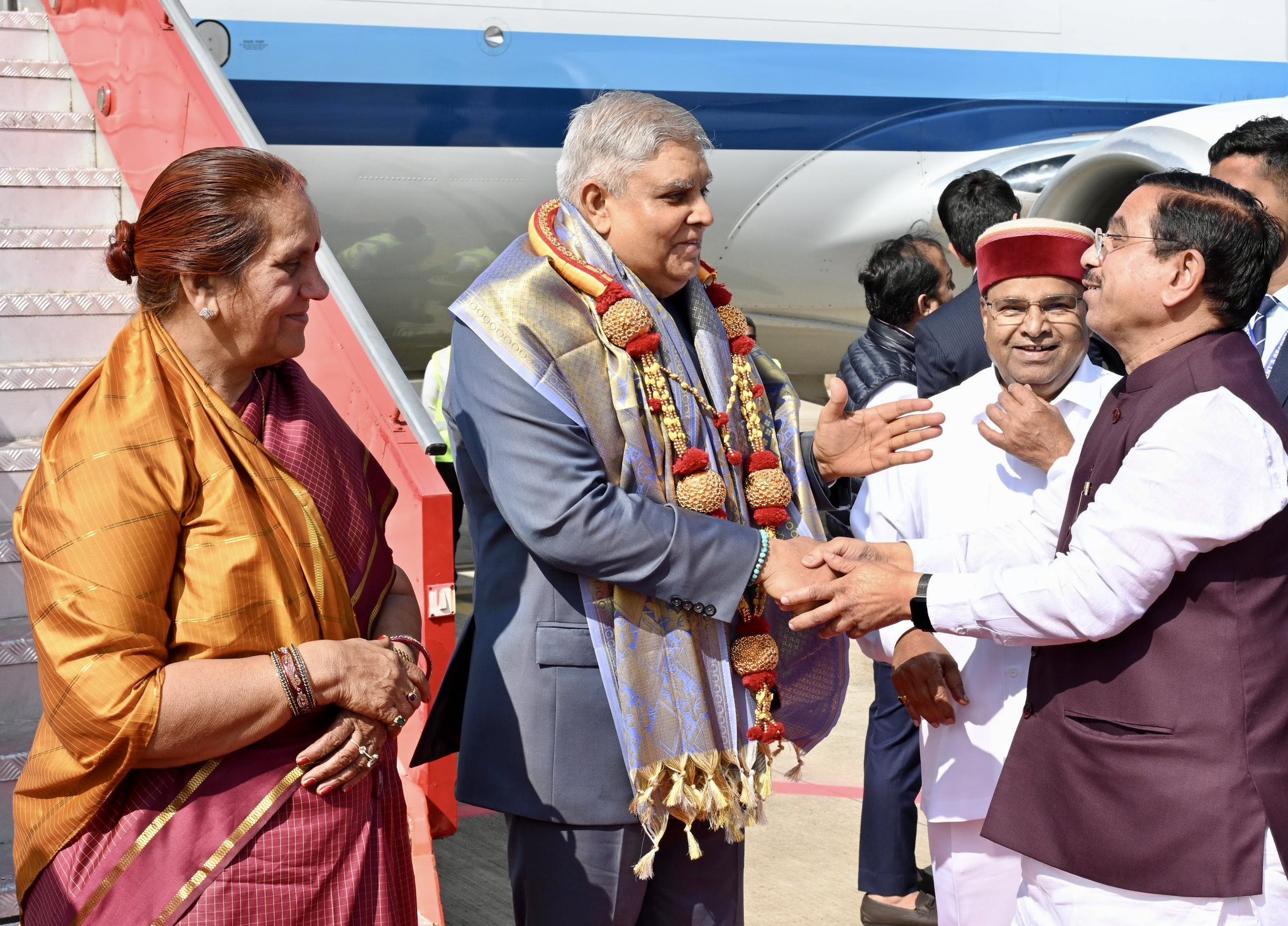 The Vice-President, Shri Jagdeep Dhankhar and Dr Sudesh Dhankhar being welcomed by Shri Thaawarchand Gehlot, Governor of Karnataka, Shri Pralhad Joshi, Union Minister of Consumer Affairs, Food and Public Distribution, and Minister of New and Renewable Energy, Shri Santosh S Lad, Minister, Government of Karnataka, and other dignitaries on their arrival in Hubballi, Karnataka on January 16, 2025.