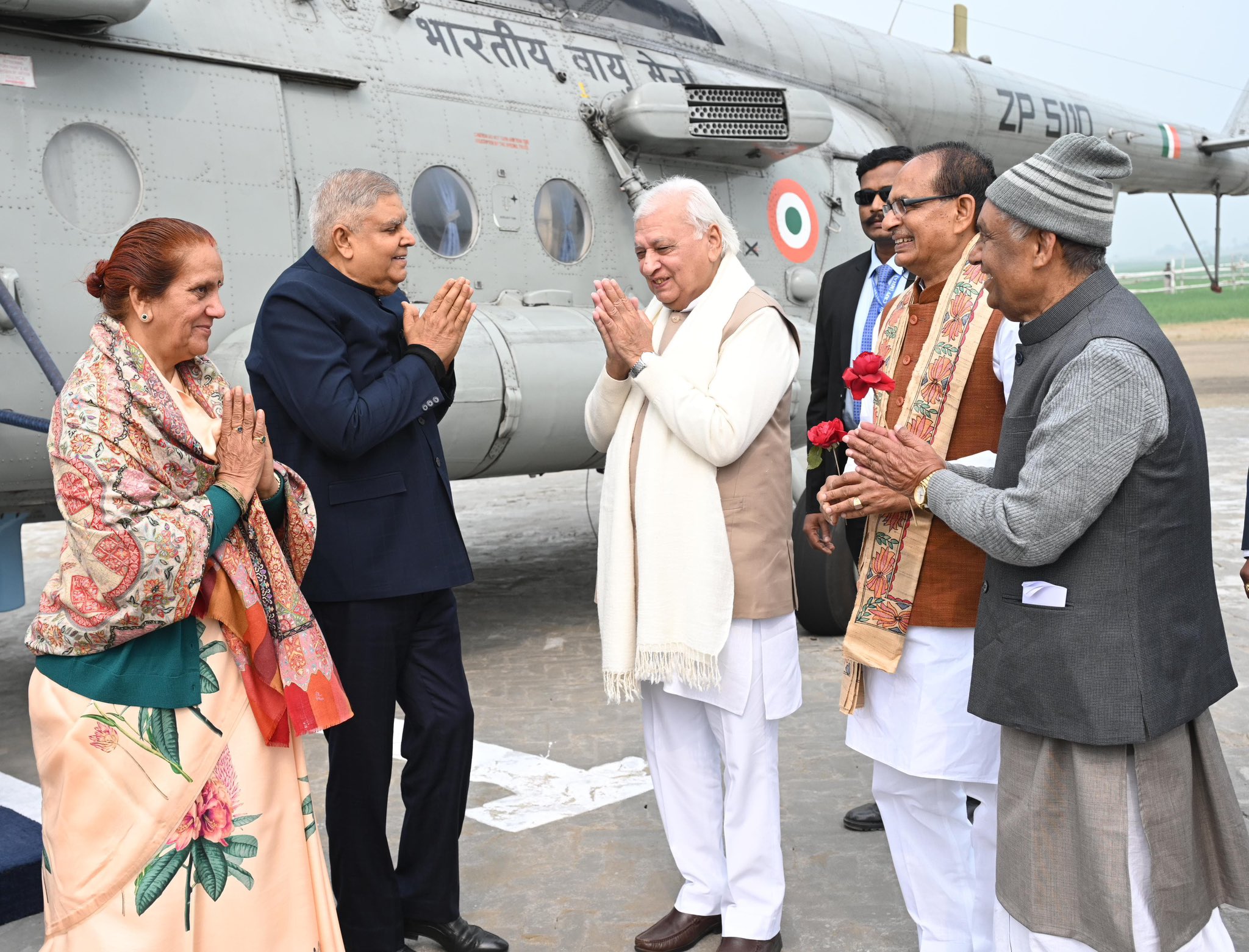 The Vice-President, Shri Jagdeep Dhankhar and Dr. Sudesh Dhankhar being welcomed by Shri Arif Mohammed Khan, Governor of Bihar, Shri Shivraj Singh Chouhan, Union Minister for Agriculture and Farmers' Welfare and Rural Development, Shri Ram Nath Thakur,  Minister of State for Agriculture and Farmers' Welfare, Shri Bhagirath Choudhary, Minister of State for Agriculture and Farmers' Welfare, Shri Nityanand Rai,  Minister of State for Home Affairs, and other dignitaries on their arrival in Samastipur, Bihar on 