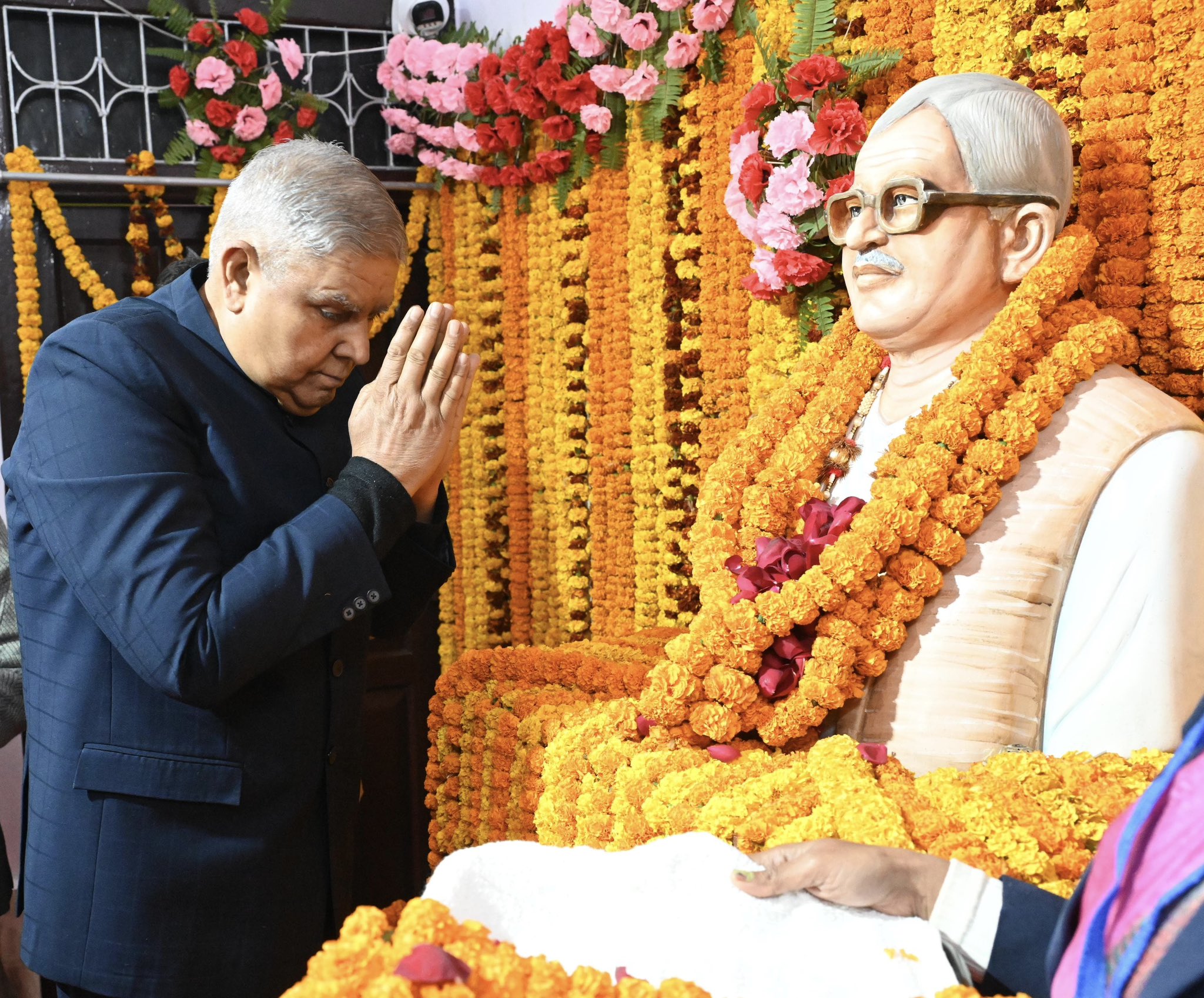 The Vice-President, Shri Jagdeep Dhankhar paying floral tribute to the statue of Bharat Ratna Shri Karpoori Thakur at Smriti Bhavan in Karpoorigram, Samastipur, Bihar, on January 24, 2025. 