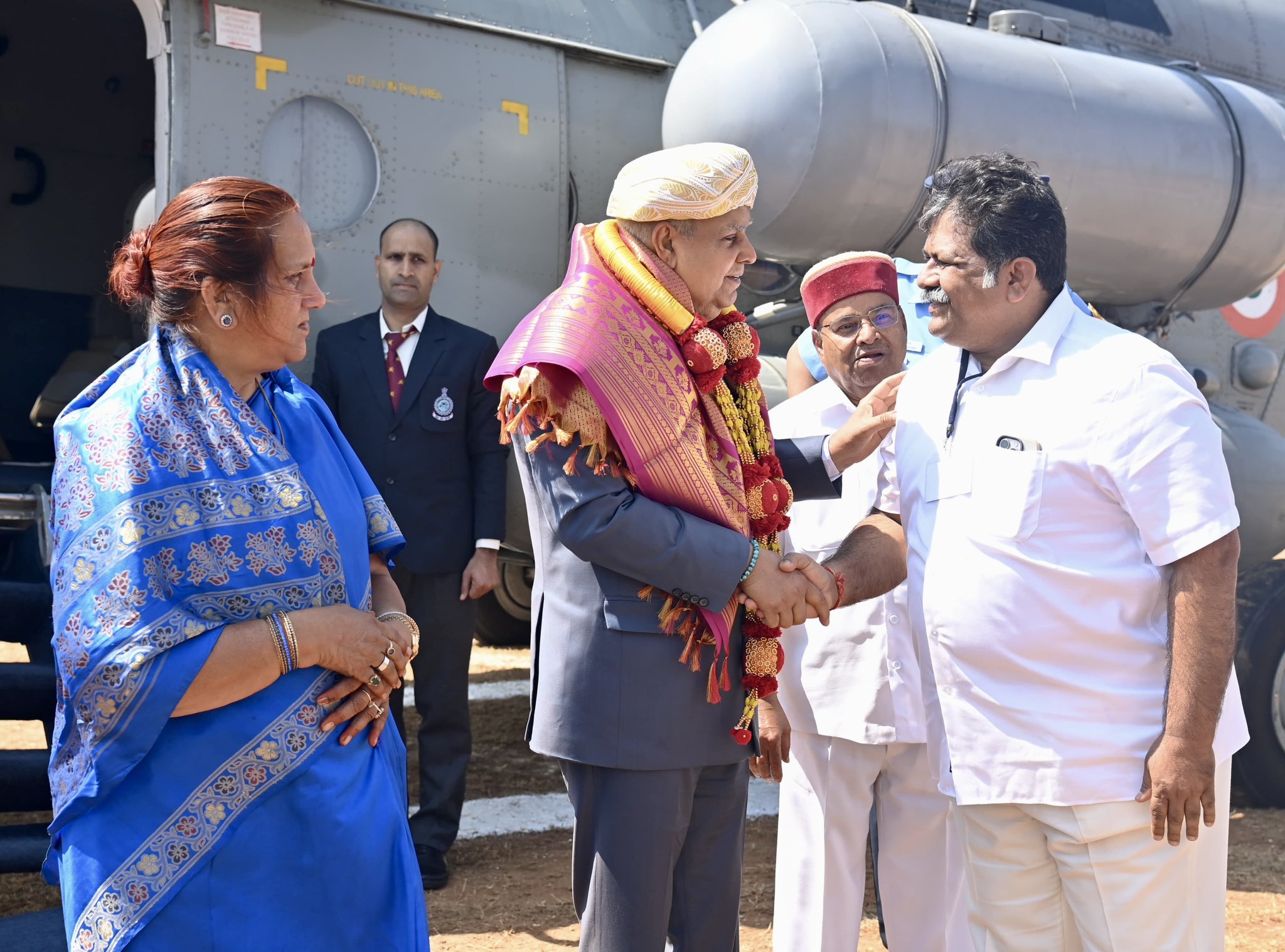 The Vice-President, Shri Jagdeep Dhankhar and Dr. Sudesh Dhankhar being welcomed by Shri Thaawarchand Gehlot, Governor of Karnataka, Shri Mankal S. Vaidya, Minister, Government of Karnataka and other dignitaries on their arrival in Ranebennur, Karnataka on February 7, 2025.