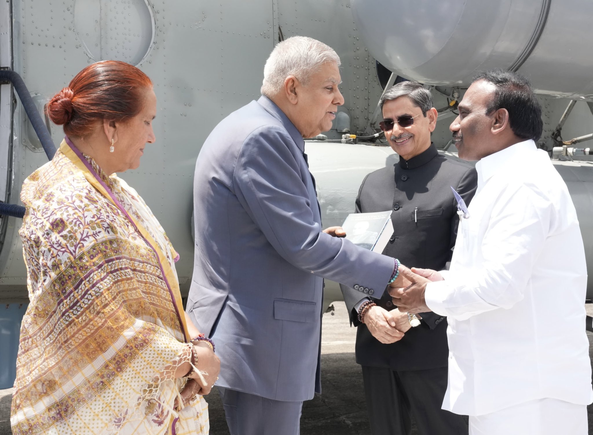 The Vice-President, Shri Jagdeep Dhankhar and Dr. Sudesh Dhankhar being welcomed by Shri R.N. Ravi, Governor of Tamil Nadu, Shri M.P. Saminathan, Minister, Government of Tamil Nadu, Shri A Raja, Member of Parliament (Lok Sabha), and other dignitaries on their arrival in Theetukal, Tamil Nadu on April 25, 2025.