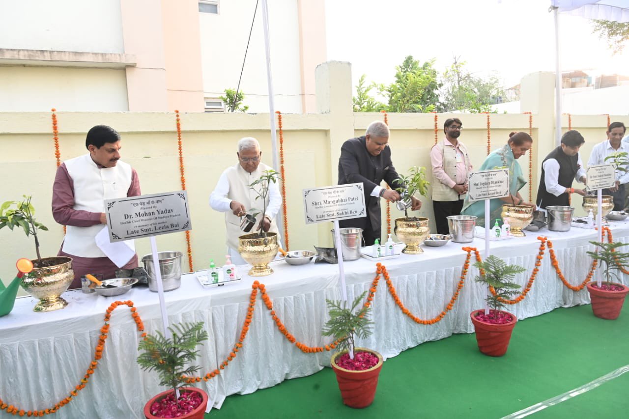  The Vice-President, Shri Jagdeep Dhankhar and Dr. Sudesh Dhankhar planting saplings at the premises of Rajmata Vijayraje Scindia Krishi Vishwavidyalaya in Gwalior, Madhya Pradesh on May 4, 2025.