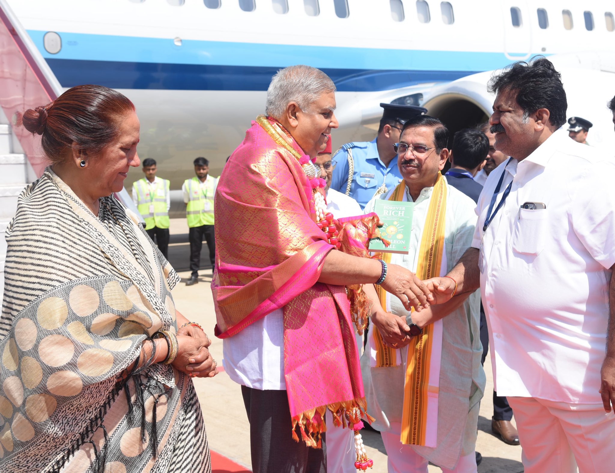 The Vice-President, Shri Jagdeep Dhankhar and Dr. Sudesh Dhankhar being welcomed by Shri Thaawarchand Gehlot, Governor of Karnataka, Shri Pralhad Joshi, Union Minister of Consumer Affairs, Food and Public Distribution, and Minister of New and Renewable Energy, Shri Mankal S. Vaidya, Minister, Government of Karnataka, and other dignitaries on their arrival in Hubballi, Karnataka on May 5, 2025.