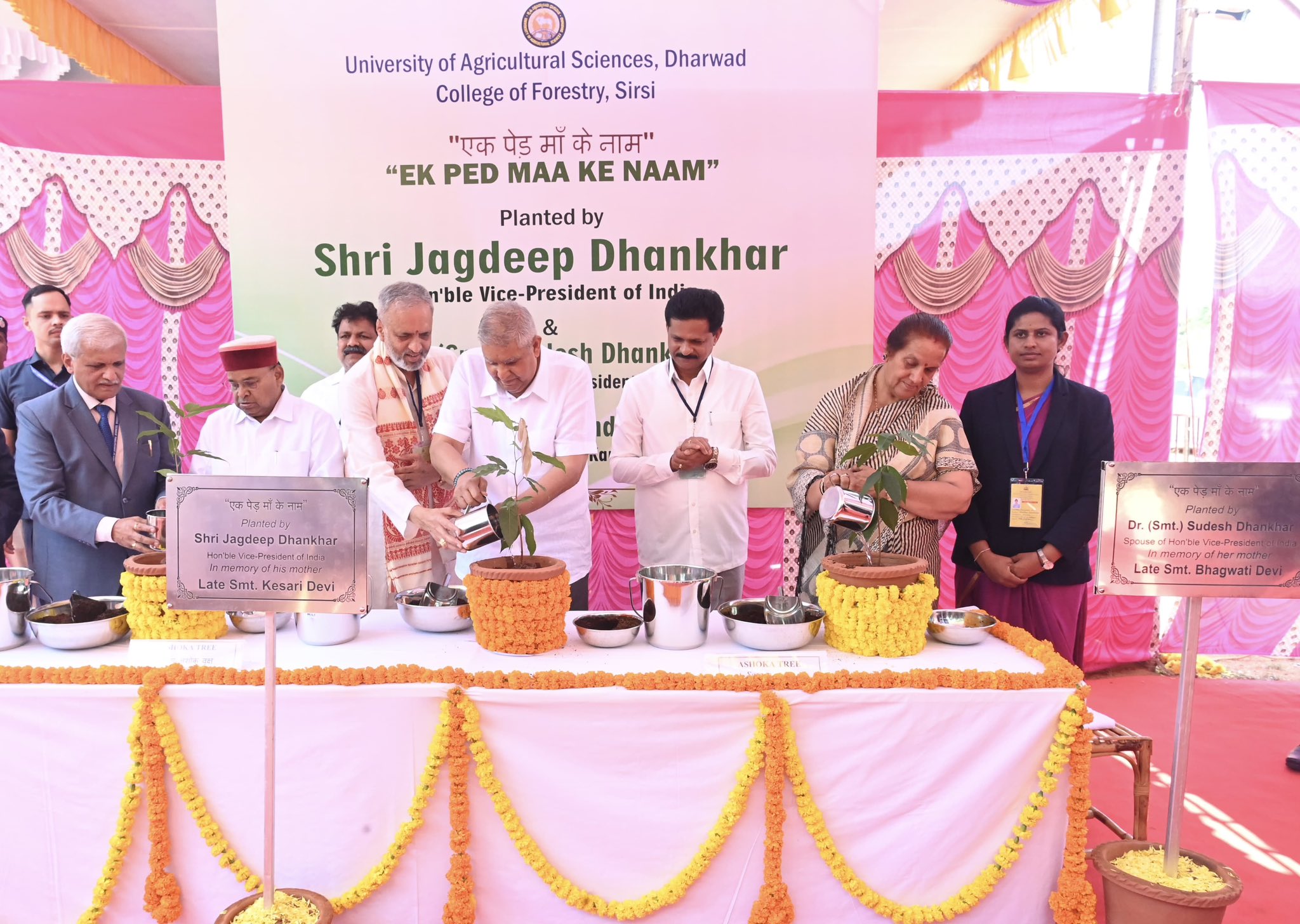 The Vice-President, Shri Jagdeep Dhankhar and Dr. Sudesh Dhankhar planting saplings at the premises of College of Forestry, Sirsi in Karnataka on May 5, 2025.