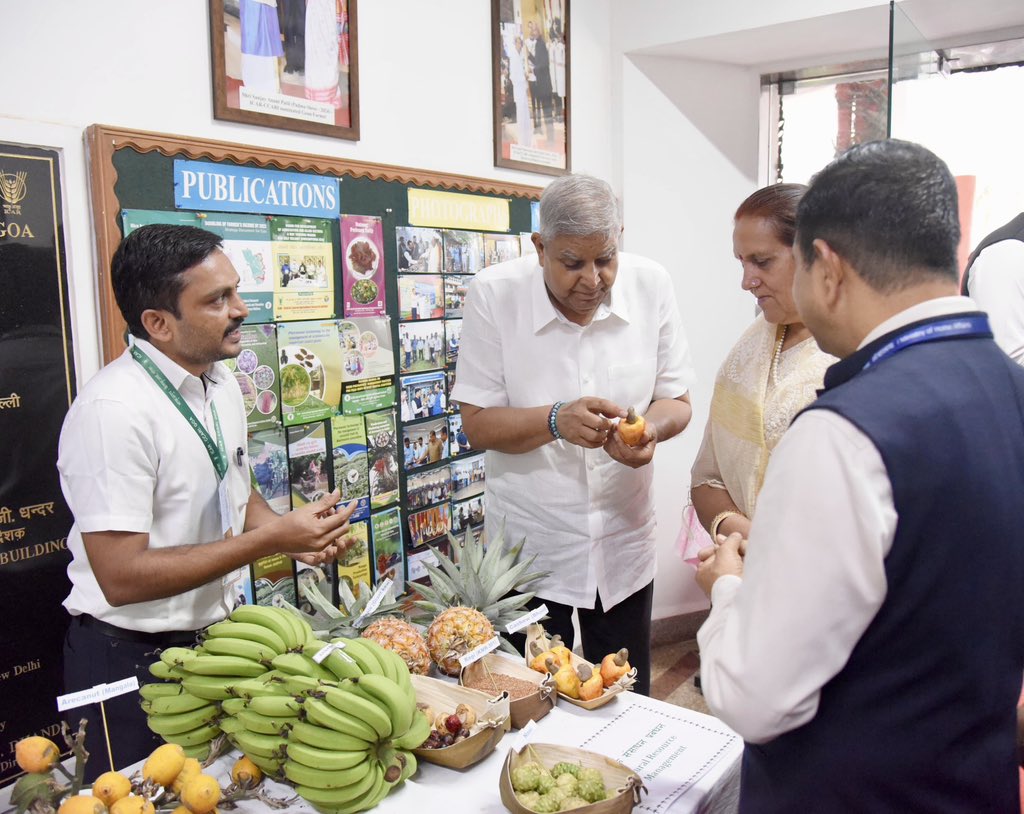 The Vice-President, Shri Jagdeep Dhankhar visiting an exhibition at the premises of ICAR-CCARI in Goa on May 22, 2025.