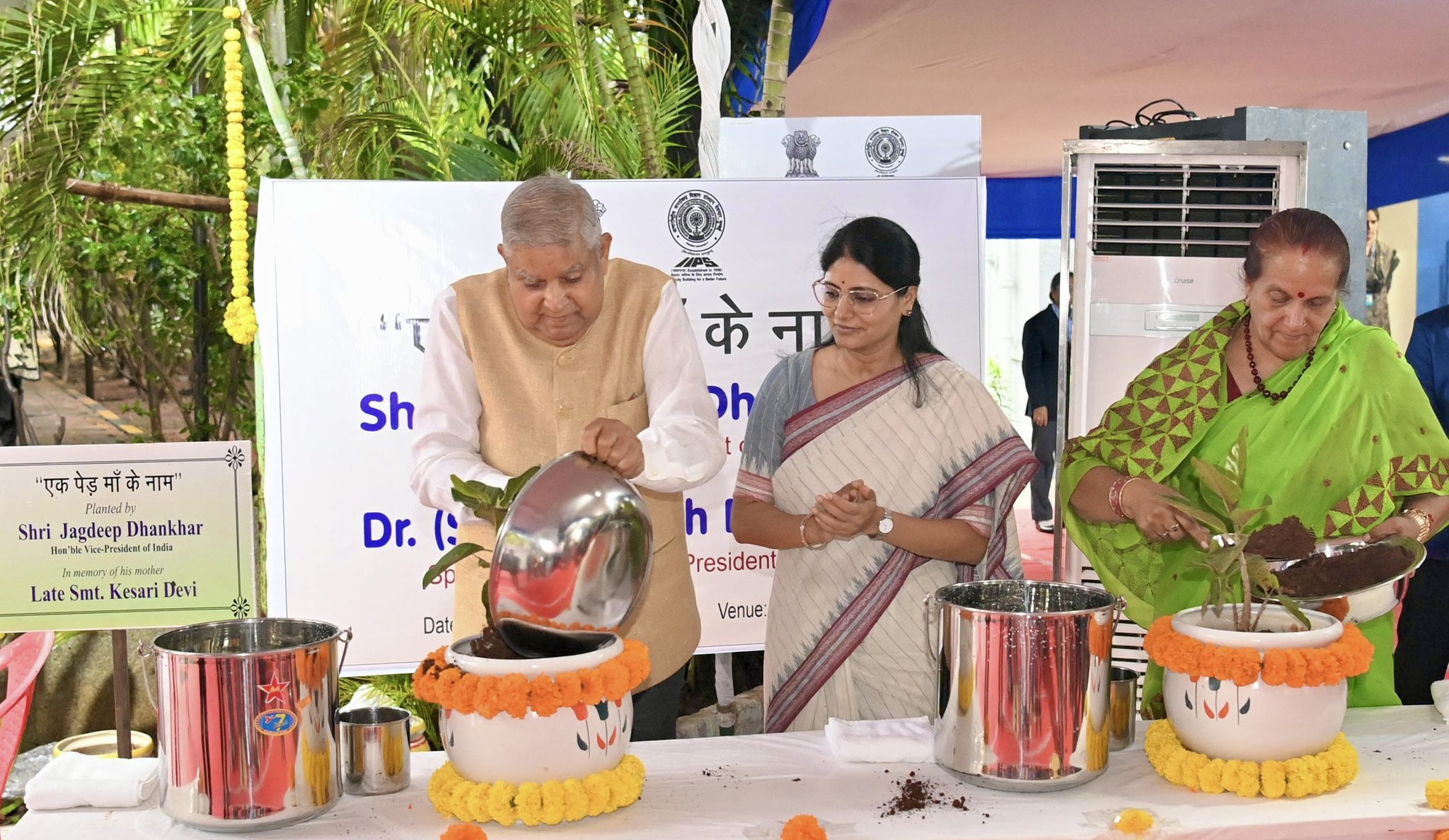 The Vice-President, Shri Jagdeep Dhankhar and Dr. Sudesh Dhankhar planting saplings at the premises of International Institute for Population Sciences (IIPS) in Mumbai on May, 28, 2025.