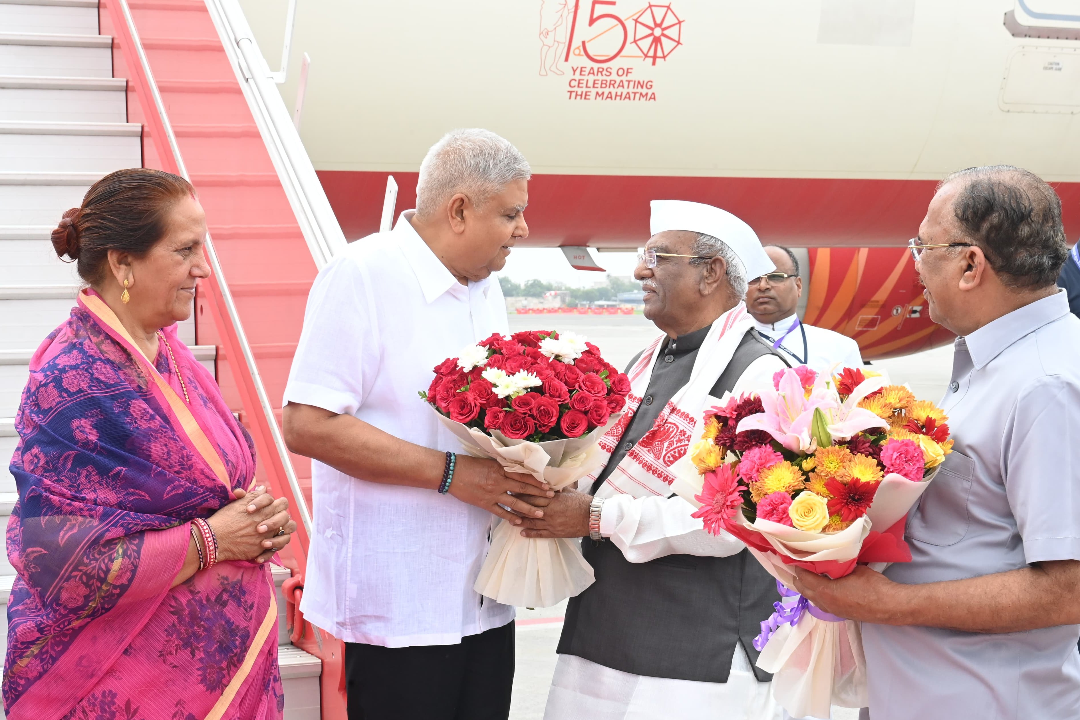 The Vice-President, Shri Jagdeep Dhankhar, and Dr. Sudesh Dhankhar being welcomed by the Governor of Rajasthan, Shri Haribhau Kisanrao Bagde, Speaker of the Rajasthan Legislative Assembly, Shri Vasudev Devnani, Minister in the Government of Rajasthan, Shri Kanhaiya Lal, and other dignitaries on their arrival in Jaipur, Rajasthan on June 30, 2025.