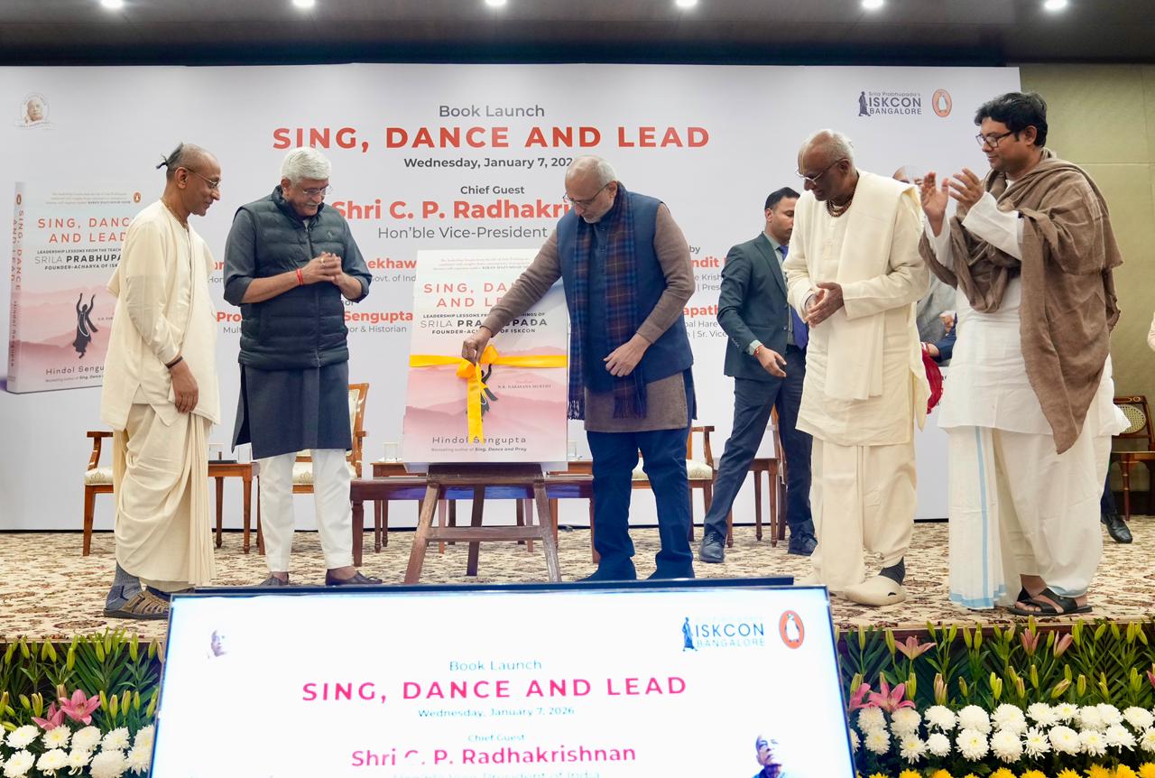 उपराष्ट्रपति श्री सी. पी. राधाकृष्णन ने 7.1.2026 को नई दिल्ली स्थित उपराष्ट्रपति एन्क्लेव में श्री हिंदोल सेनगुप्ता द्वारा लिखित पुस्तक "सिंग, डांस एंड लीड: लीडरशिप लेसन्स फ्रॉम द लाइफ ऑफ श्रील प्रभुपाद" का विमोचन किया।