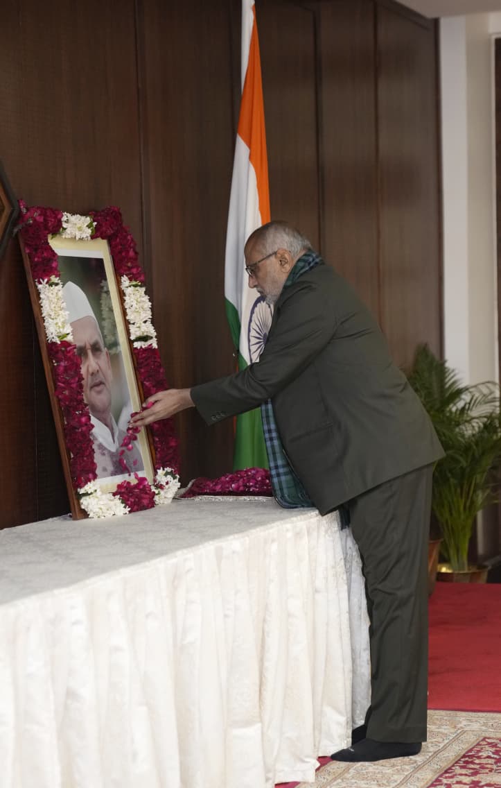 Vice President Shri C. P. Radhakrishnan paid floral tributes to former Prime Minister Shri Lal Bahadur Shastri Ji on his death anniversary at the Vice President’s Enclave on 11.1.2026 