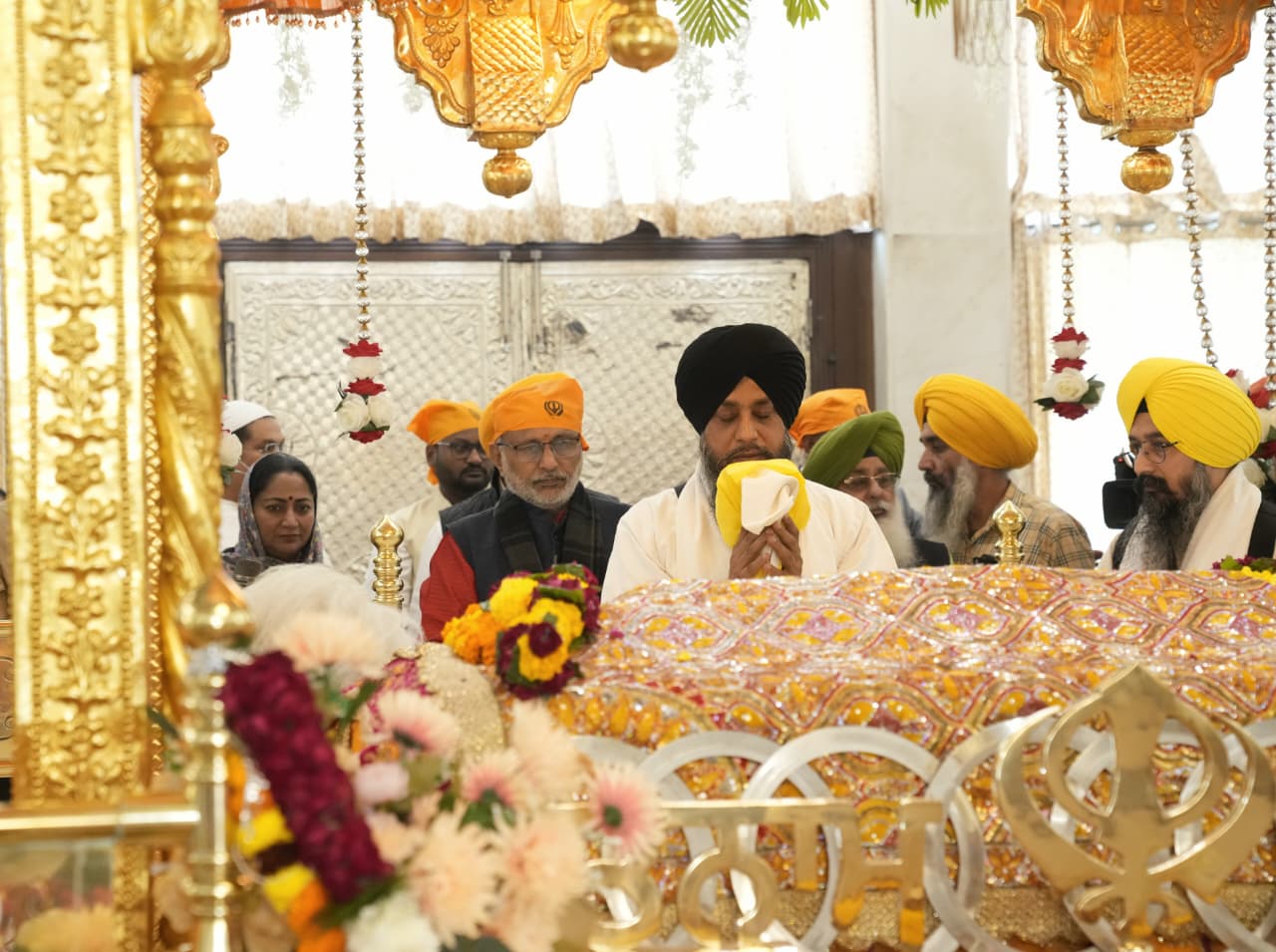 Hon’ble Vice-President Shri C. P. Radhakrishnan visited Gurdwara Rakab Ganj Sahib in New Delhi on 24.11.2025 and paid his solemn respects to Sri Guru Tegh Bahadur Ji on the occassion of his 350th Martyrdom Anniversary.