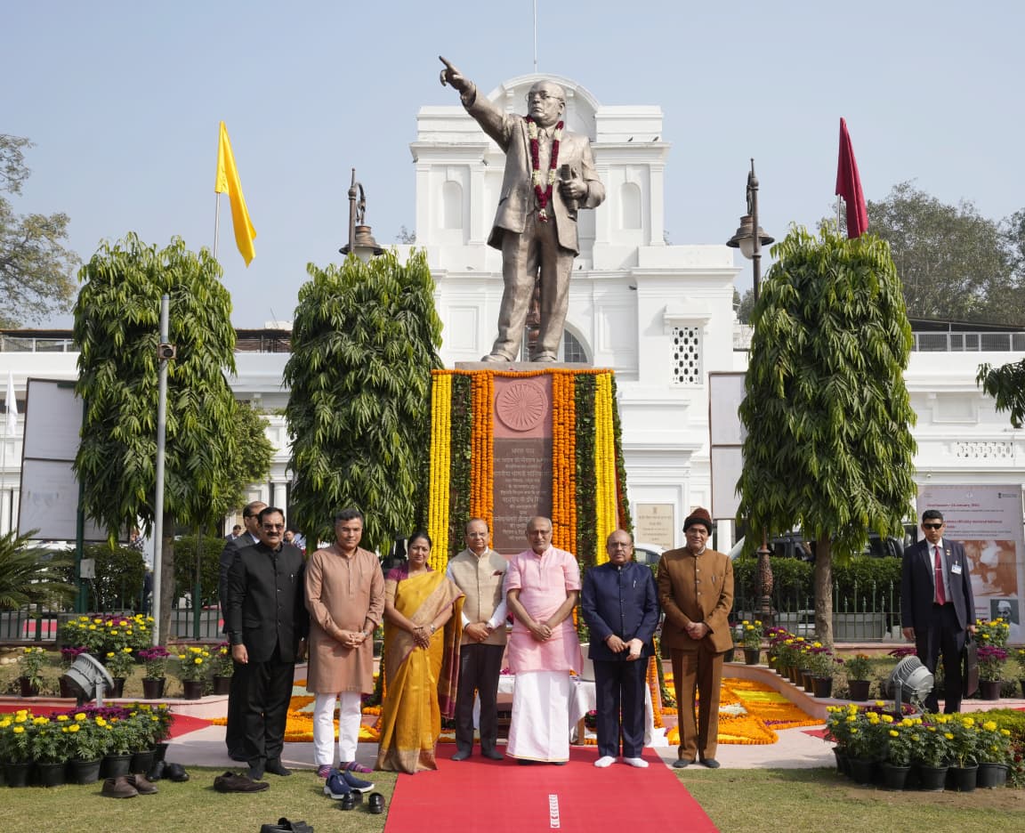 Hon’ble Vice-President  paid floral tributes to Bharat Ratna Dr. B. R. Ambedkar and Shri Vithalbhai Patel on the Delhi Assembly premises on 26.11.2025.