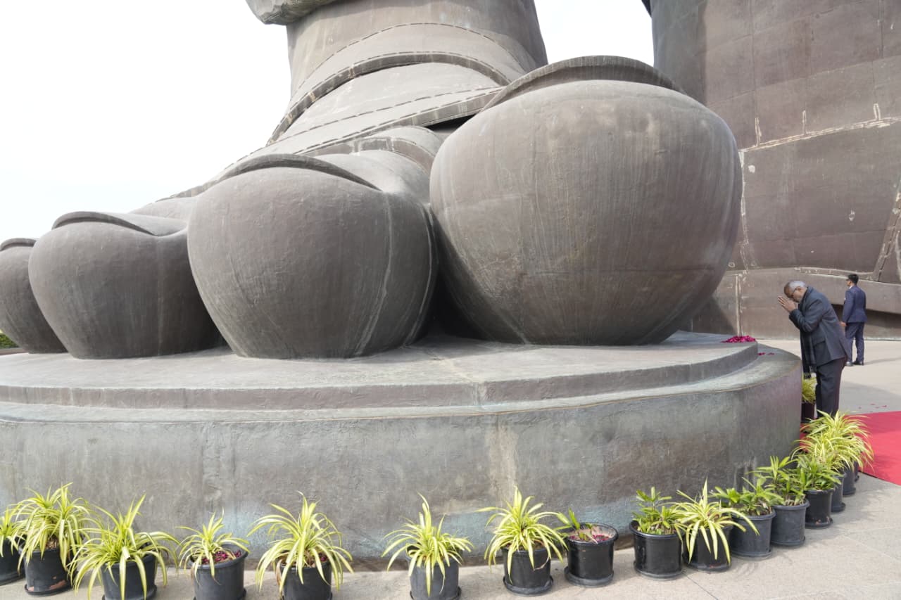Hon’ble Vice-President Shri C. P. Radhakrishnan paid floral tributes to Sardar Vallabhbhai Patel at the Statue of Unity in Ekta Nagar on 06.12.2025