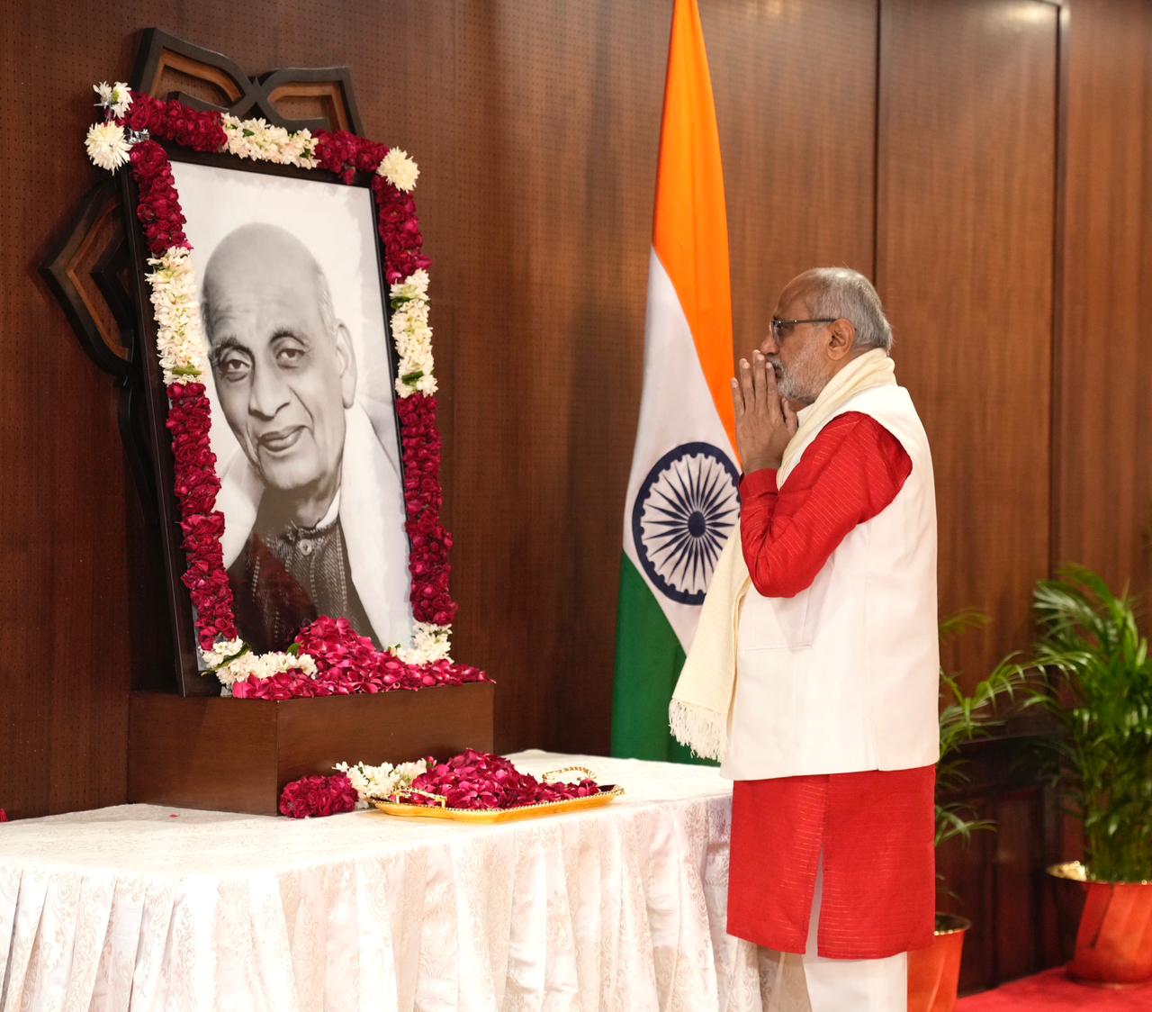 Vice-President  Shri C. P. Radhakrishnan paid respectful tributes to Sardar Vallabhbhai Patel on his 75th death anniversary  on 15.12.2025