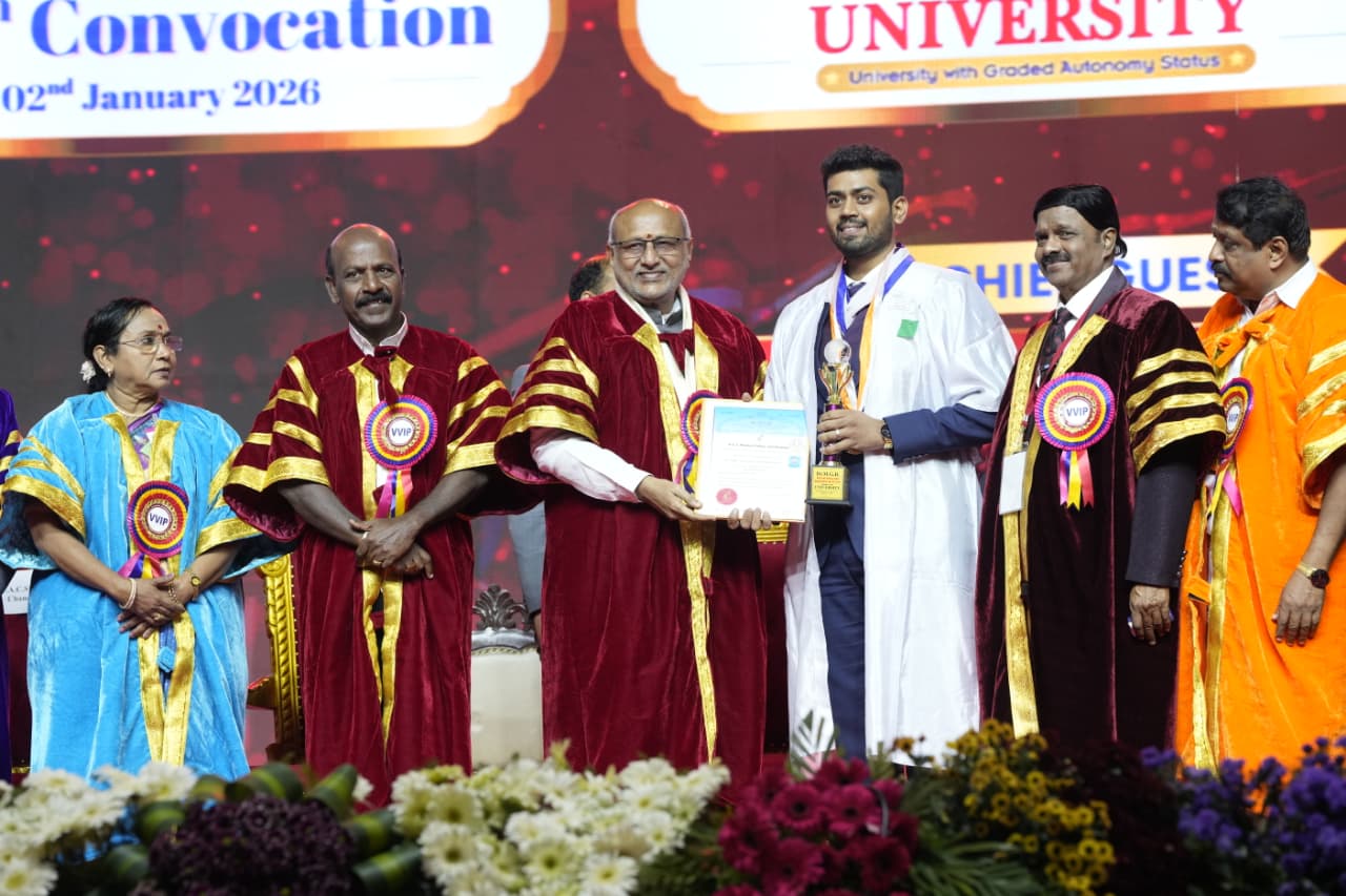 उपराष्ट्रपति श्री सी. पी. राधाकृष्णन ने 2.1.2026 को चेन्नई स्थित डॉ. एम.जी.आर. शैक्षिक एवं अनुसंधान संस्थान के 34वें दीक्षांत समारोह में मुख्य अतिथि के रूप में शामिल हुए और समारोह को संबोधित किया।