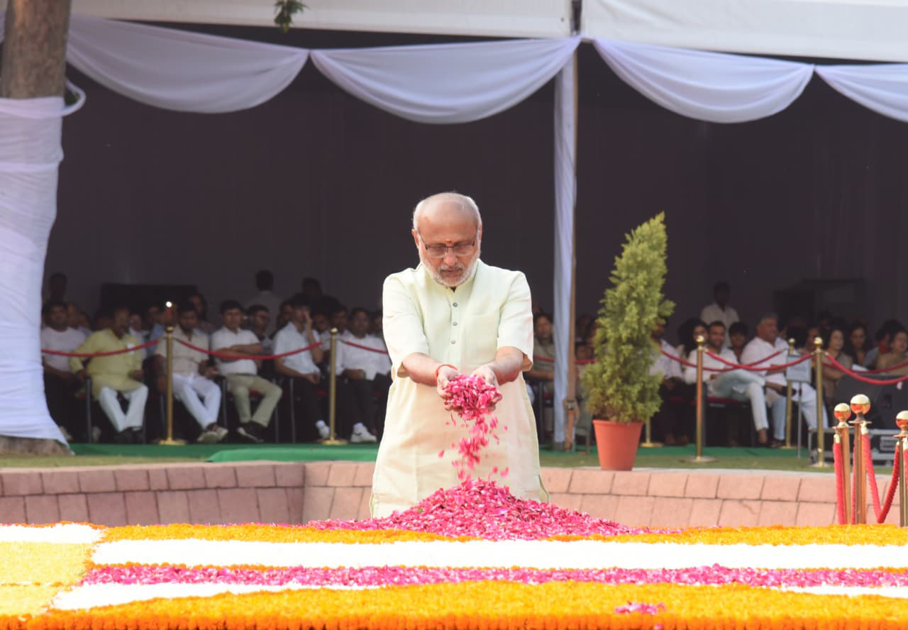 The Vice President of India & Chairman of the Rajya Sabha, Shri C. P. Radhakrishnan paying floral tributes and homage at the Samadhi of the former Prime Minister, Shri Lal Bahadur Shastri at Vijay Ghat, in Delhi on October 02, 2025.