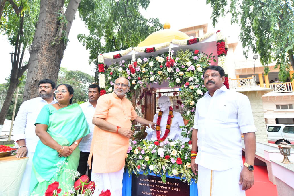 The Vice-President of India, Shri C. P. Radhakrishnan offered floral tributes at the statue of Mahatma Gandhi at the Town Hall Corporation Building, in Coimbatore, Tamil Nadu on October 28, 2025.
