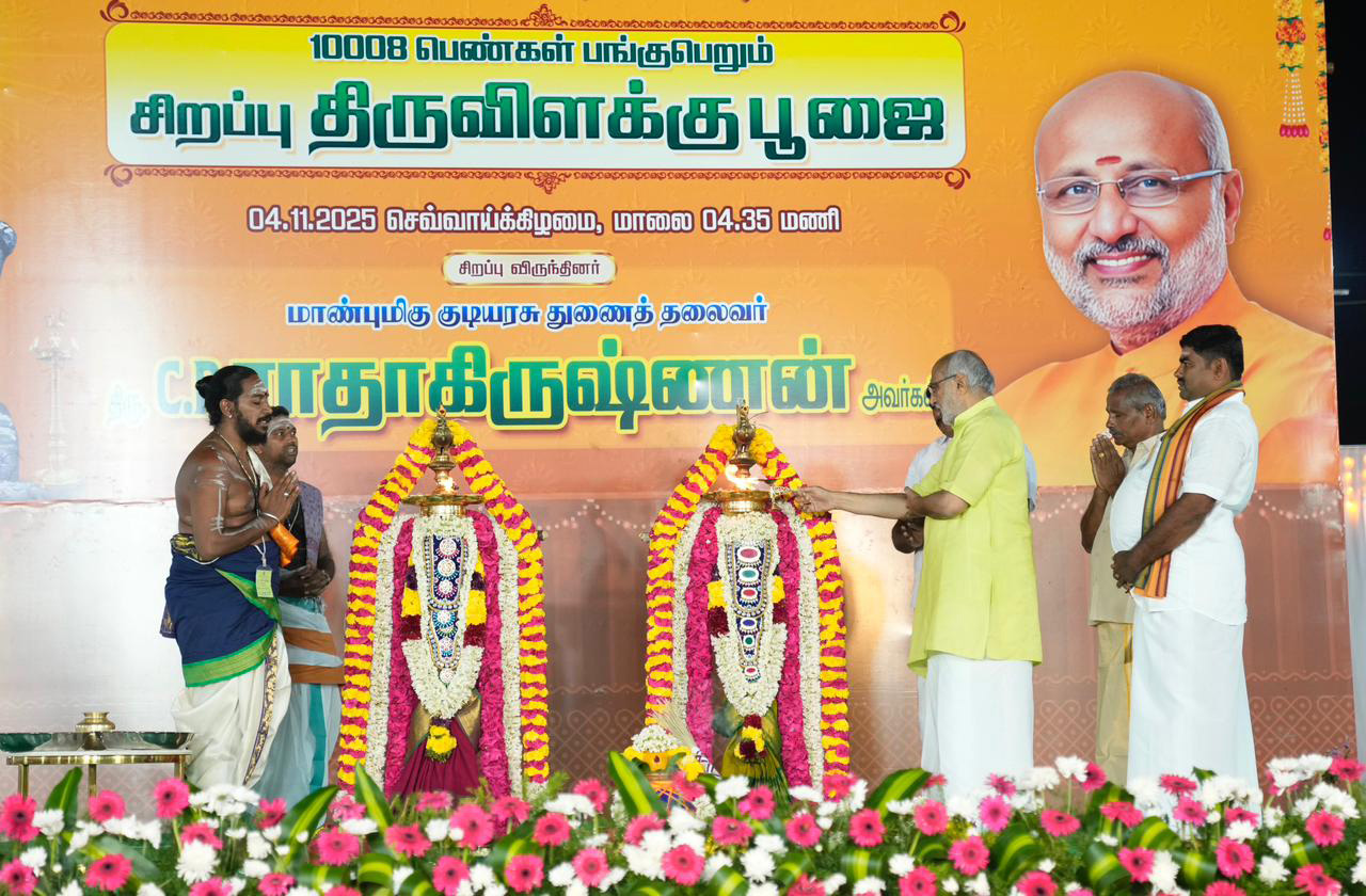 The Vice-President, Shri C. P. Radhakrishnan offered prayers at Arulmigu Ellai Karupparayan Temple, Onnipalayam, Coimbatore and participated in the special Thiru Vilakku Pooja, in which 10,008 women took part to invoke divine blessings for peace and prosperity of all, in Tamil Nadu on November 04, 2025.