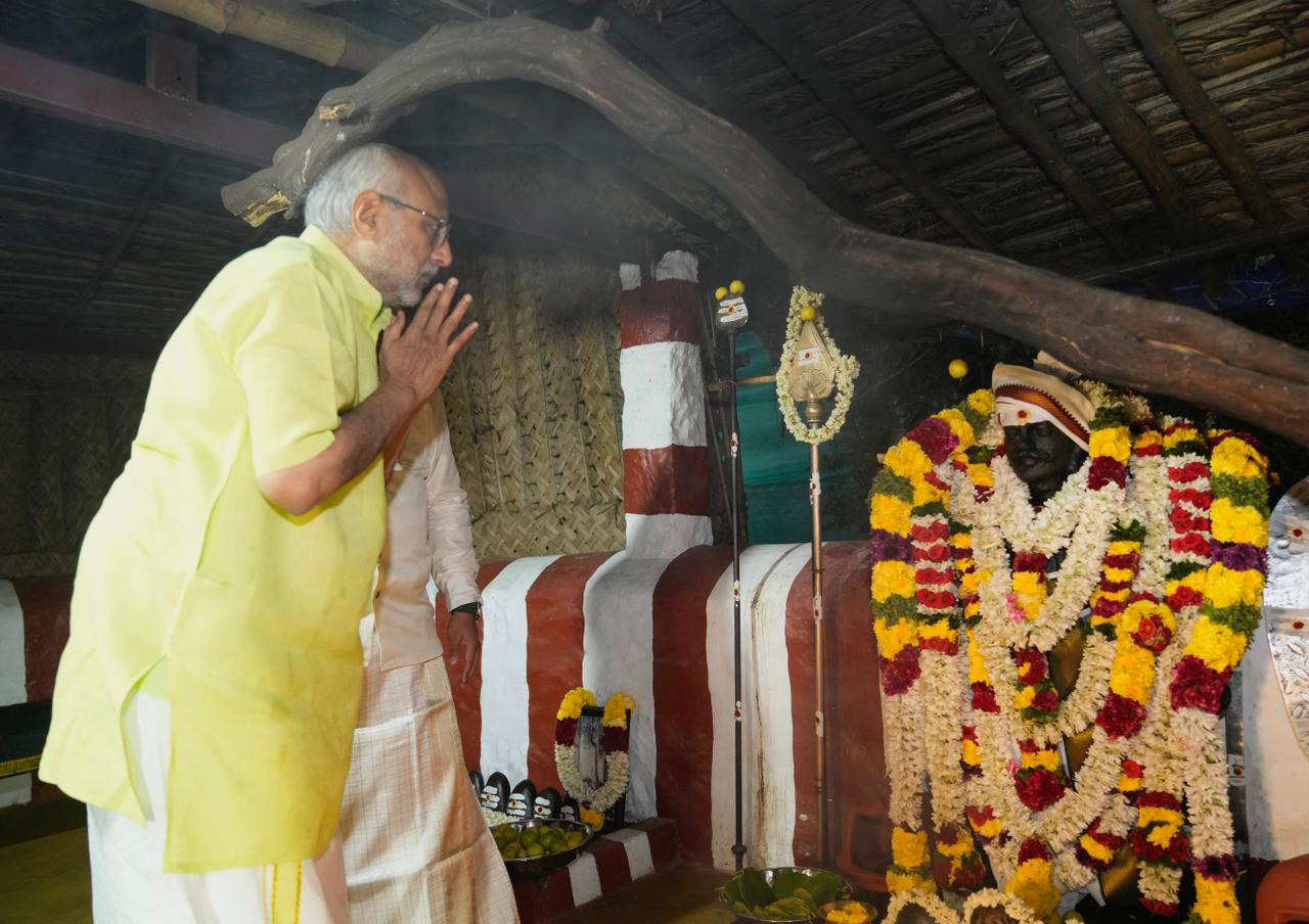 The Vice-President, Shri C. P. Radhakrishnan offered prayers at Arulmigu Ellai Karupparayan Temple, Onnipalayam, Coimbatore and participated in the special Thiru Vilakku Pooja, in which 10,008 women took part to invoke divine blessings for peace and prosperity of all, in Tamil Nadu on November 04, 2025.