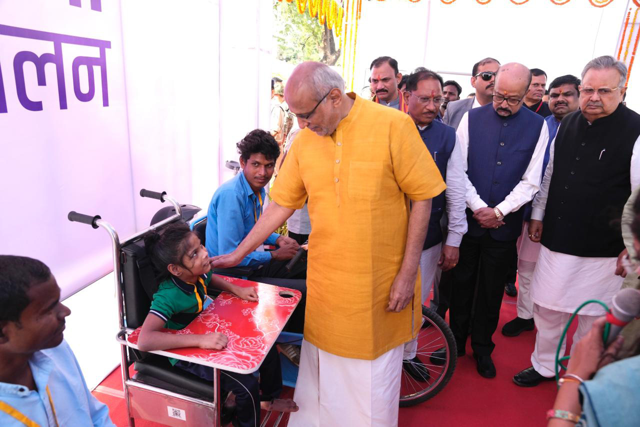 The Vice-President of India Shri C. P. Radhakrishnan was given a demonstration of various social initiatives led by women’s groups-including Assistive Devices made by Divyangjan themselves, during the Lakhpati Didi Sammelan at Rajnandgaon, in Chhattisgarh on November 05, 2025.