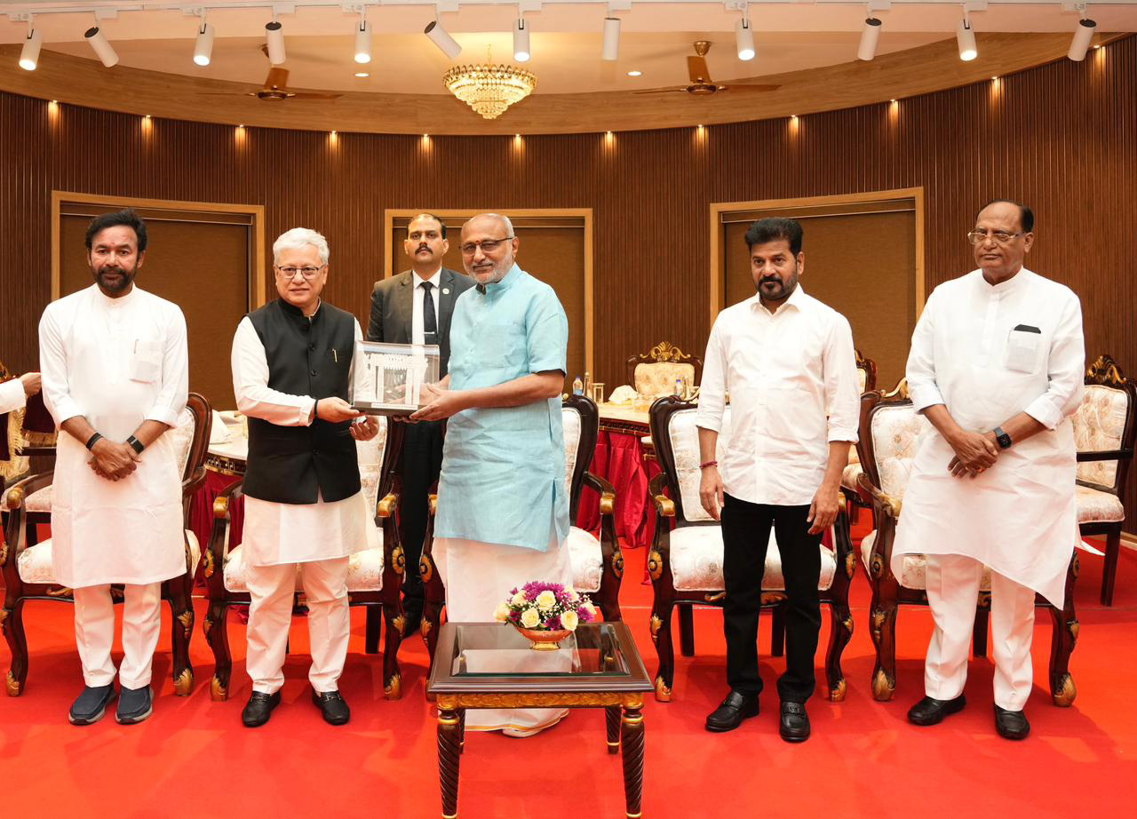 The Vice-President Shri C. P. Radhakrishnan arrived on his maiden visit to Telangana and was accorded a warm welcome by the Governor of Telangana, Shri Jishnu Dev Varma, the Chief Minister of Telangana, Shri A. Revanth Reddy, the Union Minister for Coal & Mines, Shri G. Kishan Reddy, Chairperson of the Telangana Legislative Council, Shri Gutha Sukender Reddy and other dignitaries at the Raj Bhavan, in Hyderabad on November 16, 2025.