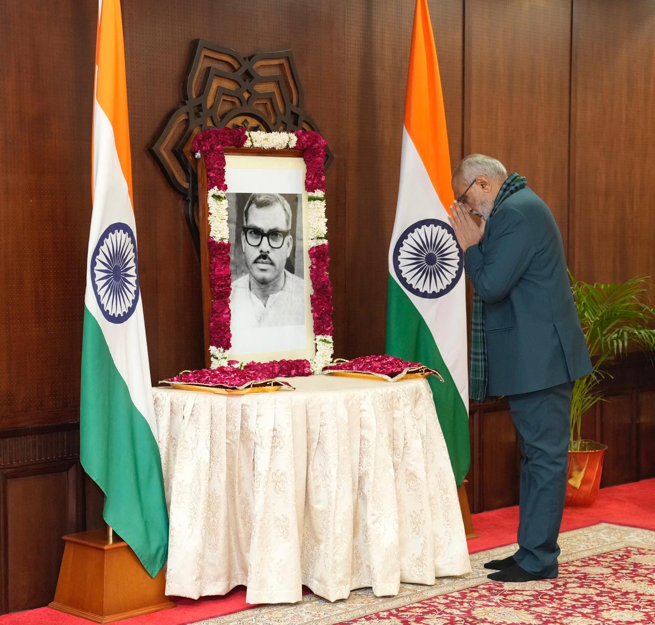 Vice President Shri C.P. Radhakrishnan paid floral tributes to Bharat Ratna Karpoori Thakur on his death anniversary at Uprashtrapati Bhavan on 17.02.2026