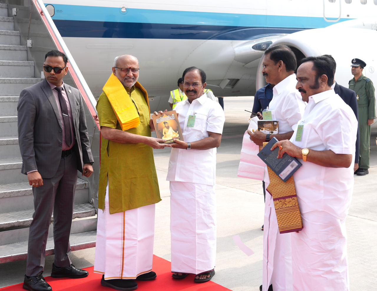 उपराष्ट्रपति श्री सी. पी. राधाकृष्णन को 27.02.2026 को तमिलनाडु के सलेम हवाई अड्डे पर उनके आगमन पर गर्मजोशी से स्वागत किया गया।