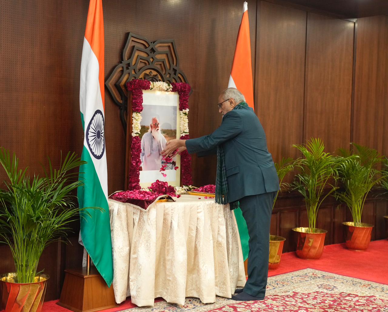 Vice President Shri C. P. Radhakrishnan paid floral tributes to Bharat Ratna Nanaji Deshmukh Ji at Uprashratrapati Bhavan  on his death anniversary on 27.02.2026 