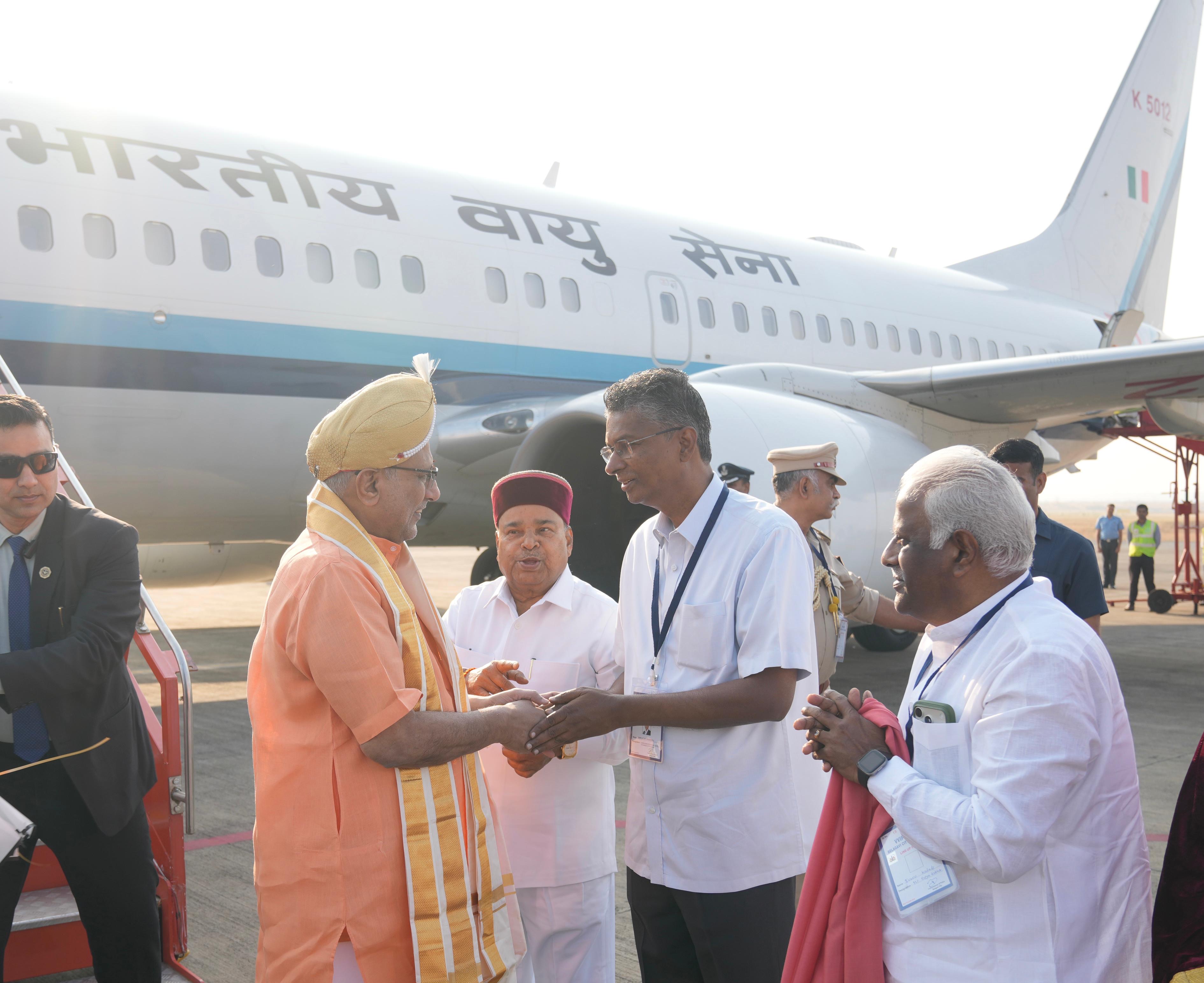 Vice President Shri C. P. Radhakrishnan was warmly received at Belagavi Airport by the Governor of Karnataka, Shri Thawarchand Gehlot, Minister for Public Works Department, Government of Karnataka, Shri Satish Jarkiholi on 05.03.2026 