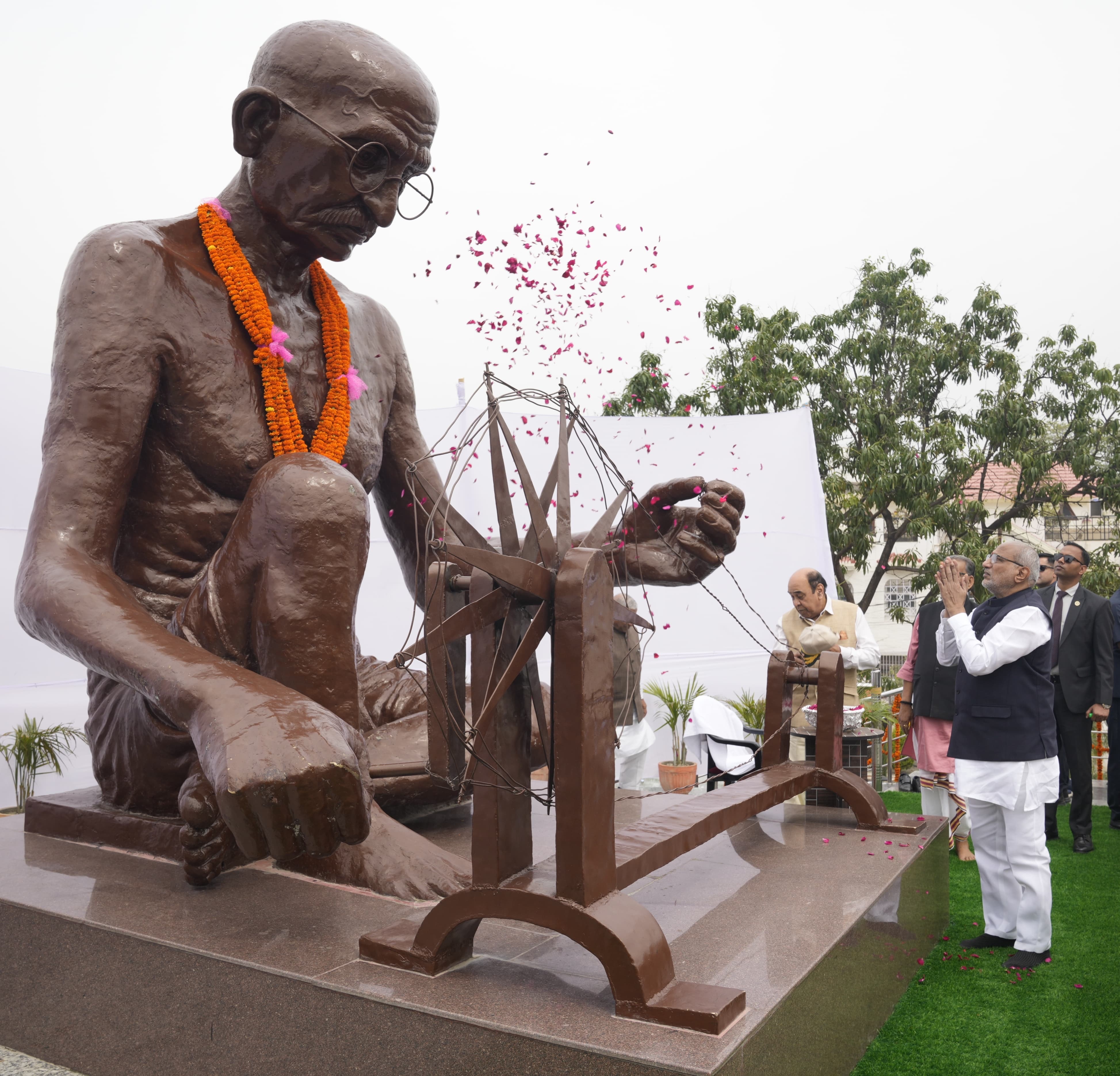 Vice President Shri C. P. Radhakrishnan visited Charkha Park and the Mahatma Gandhi Satyagraha Smarak in Motihari, Bihar and paid floral tributes on 04.04.2026