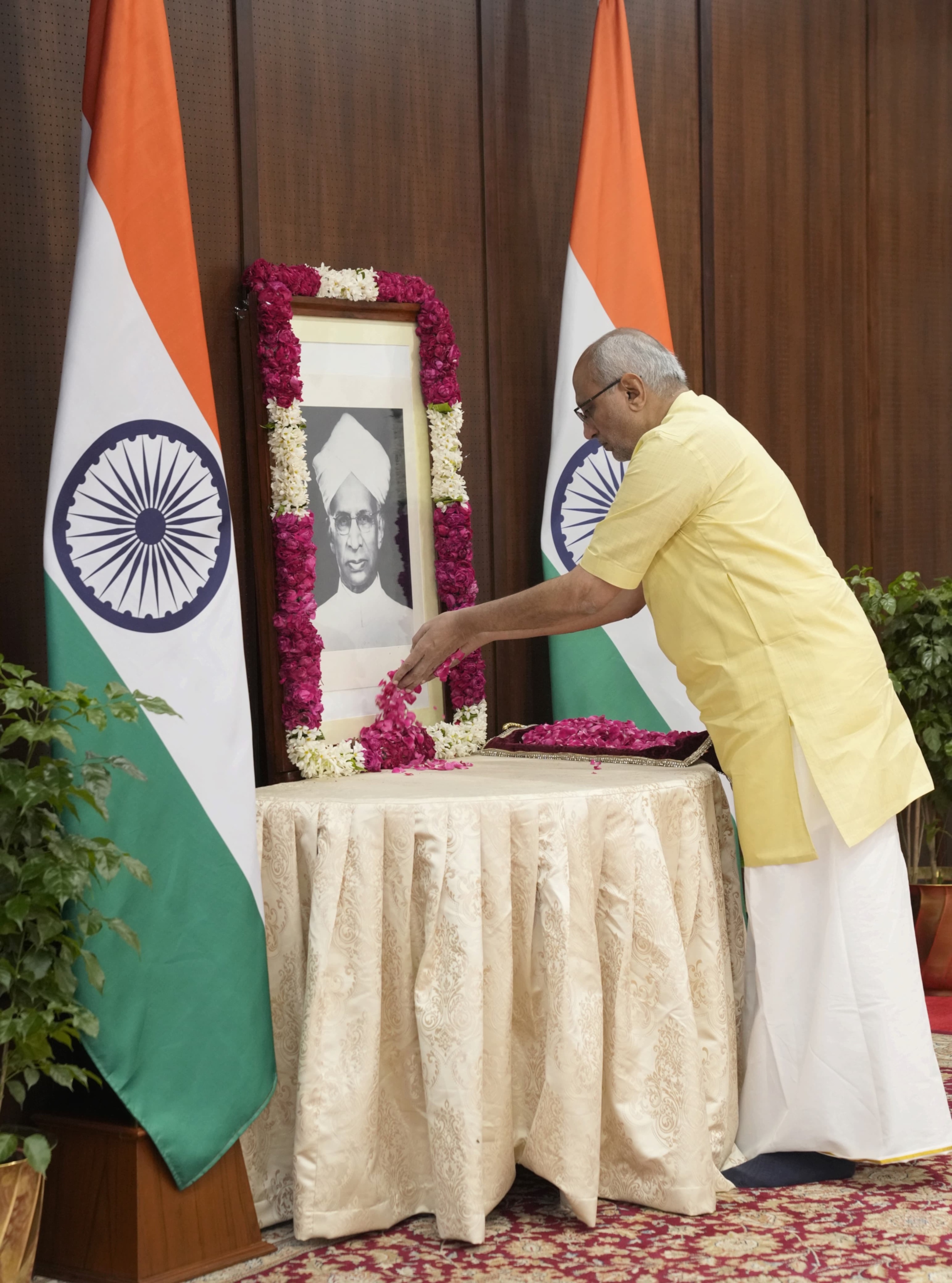 Vice President Shri C. P. Radhakrishnan paid respects to former President of India, Dr. Sarvepalli Radhakrishnan, on his death anniversary on 17.04.2026 